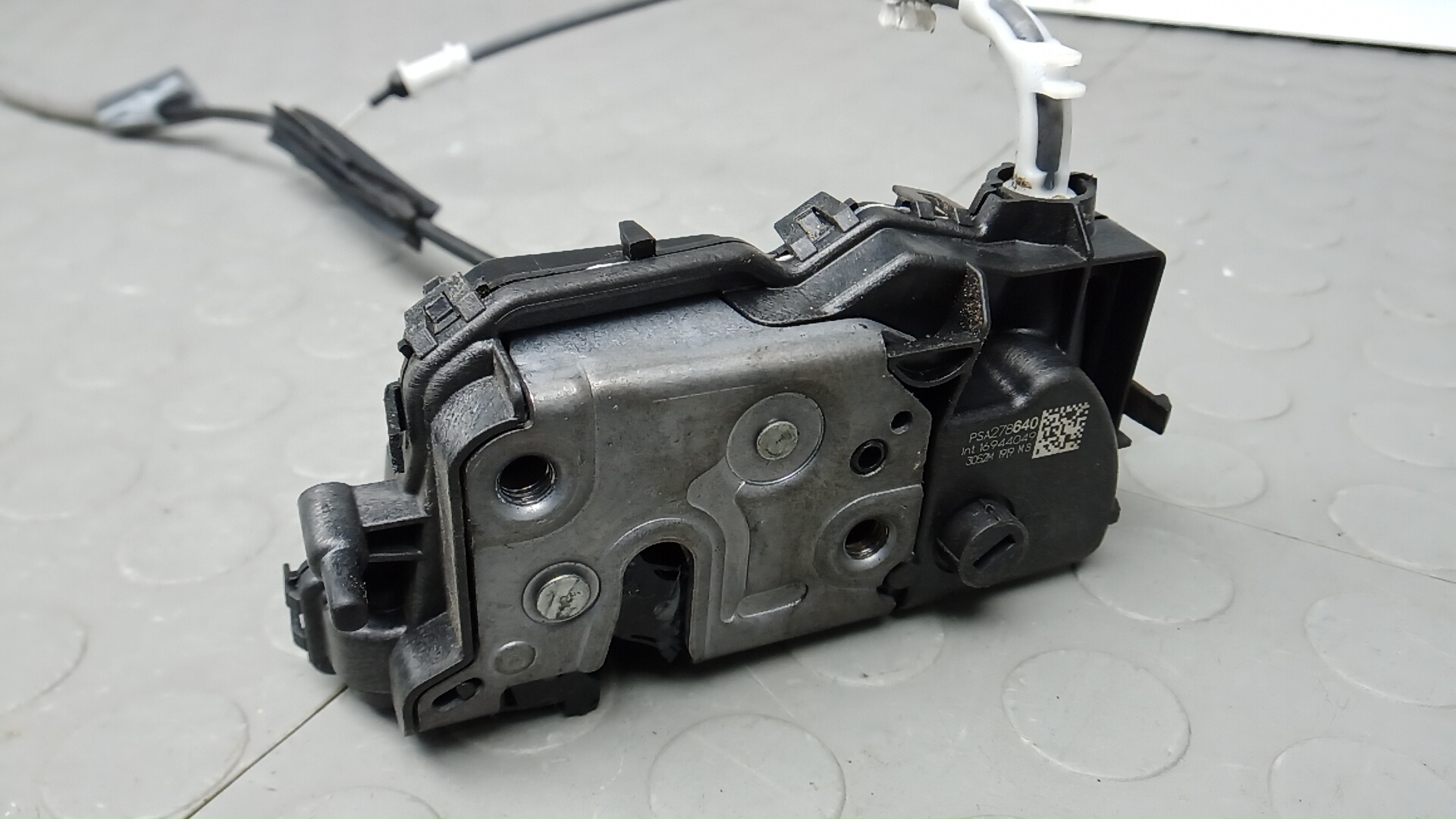 Замок двери передней правой