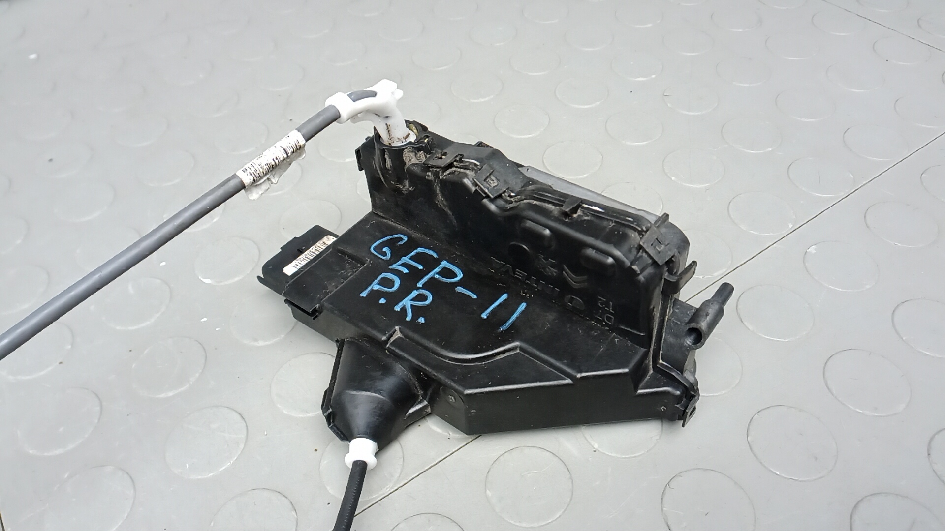 Замок двери передней правой