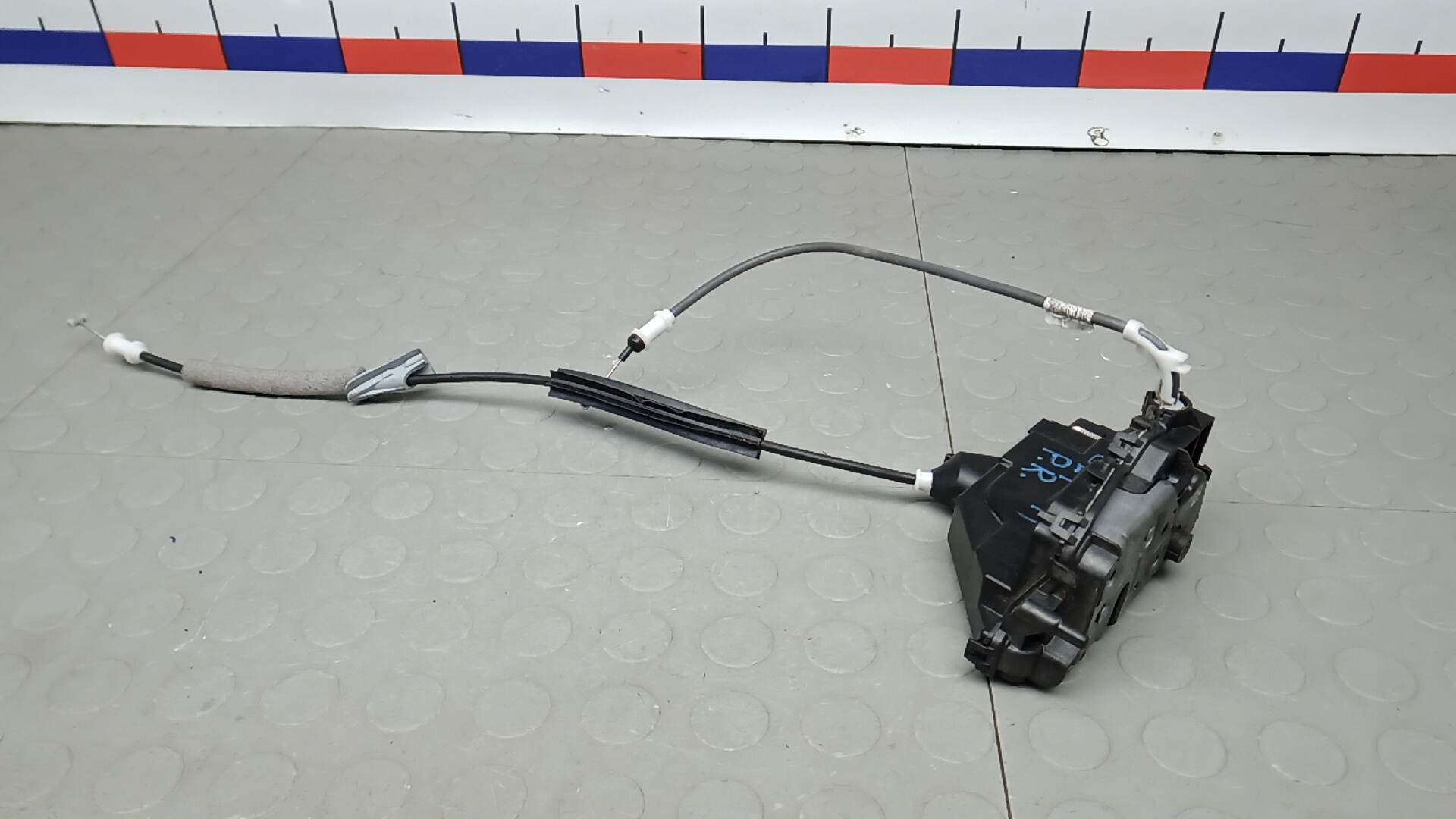 Замок двери передней правой