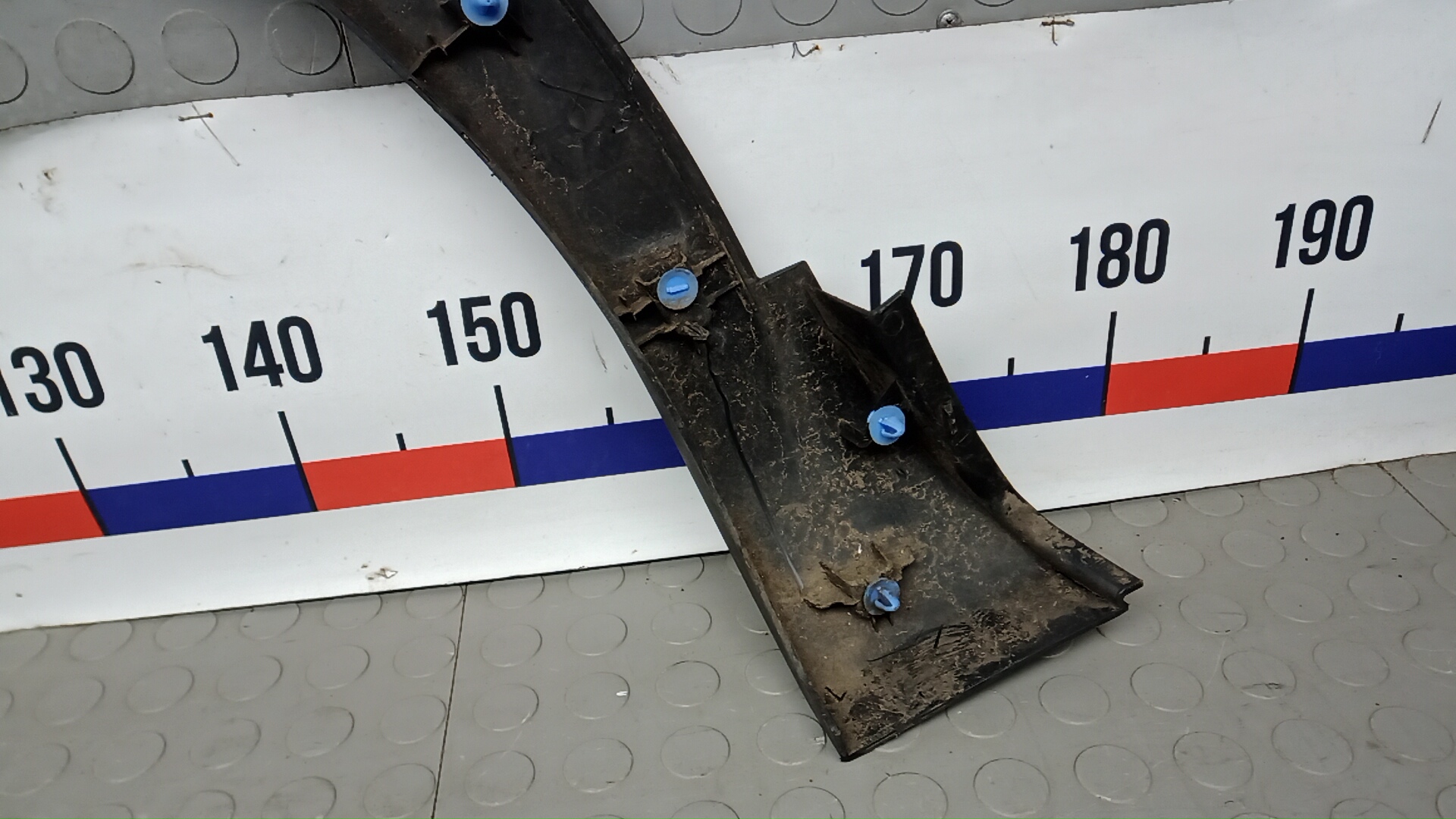 Накладка переднего крыла левого