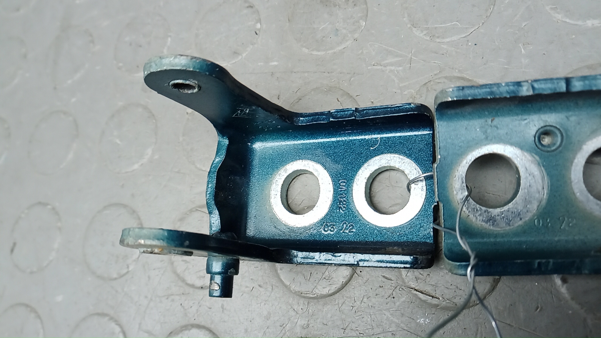 Петля двери передней