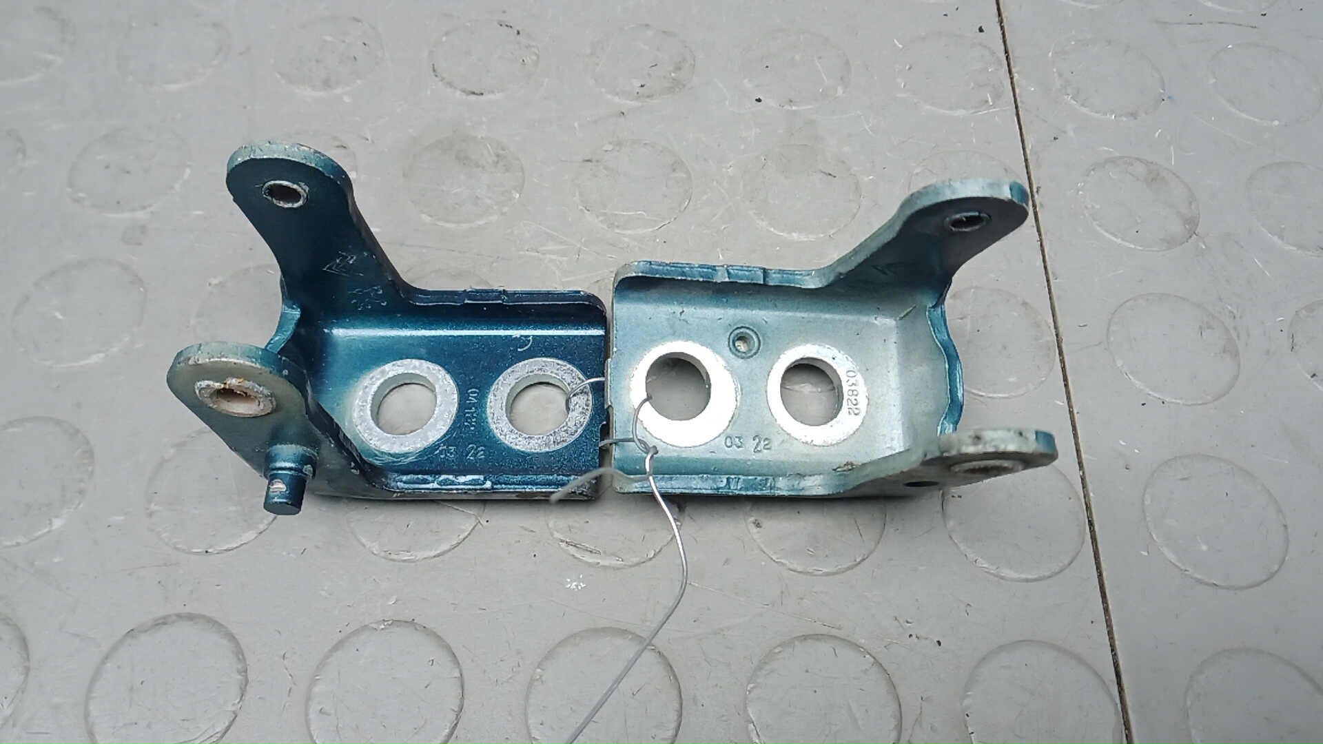 Петля двери передней