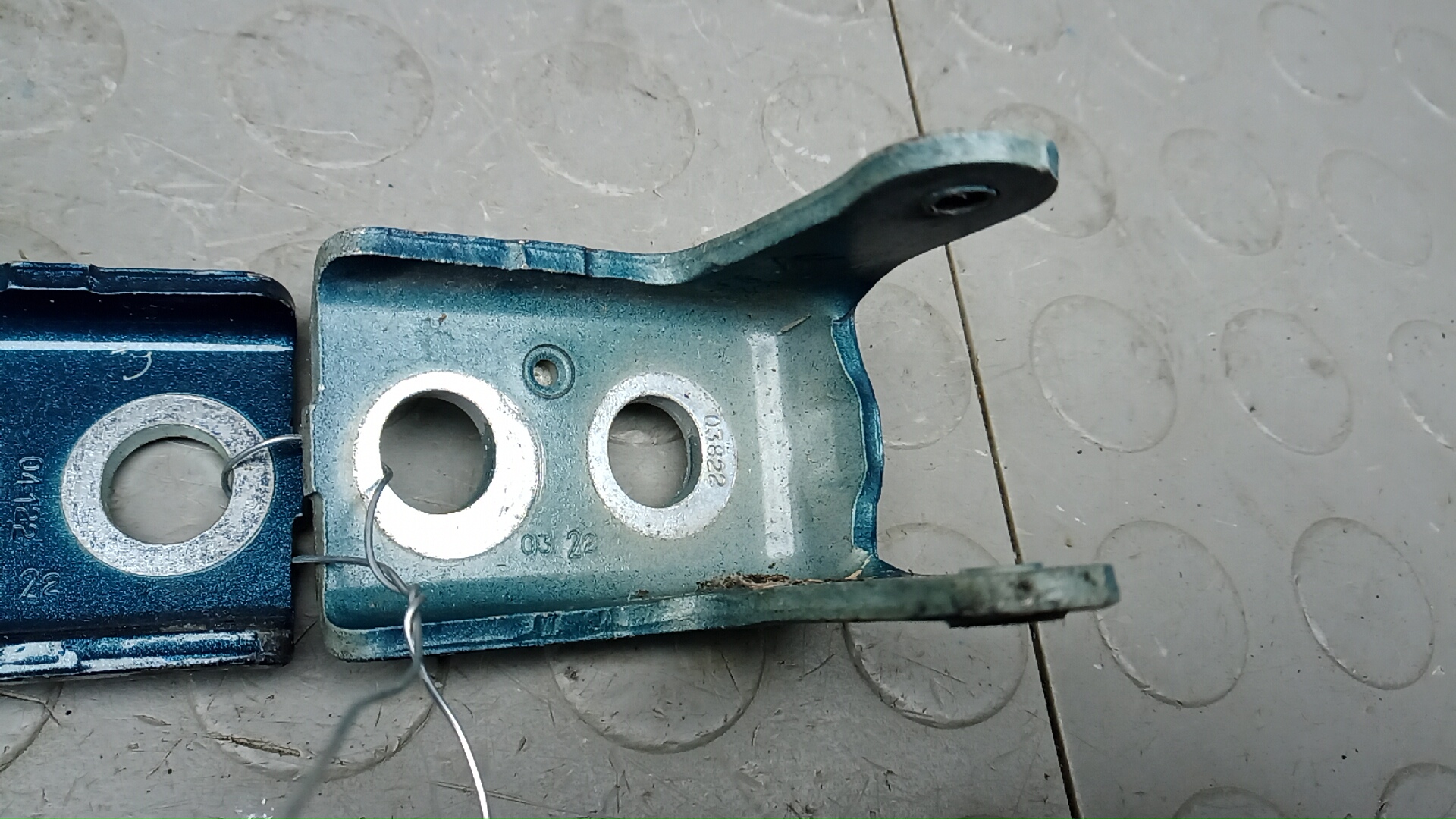 Петля двери передней