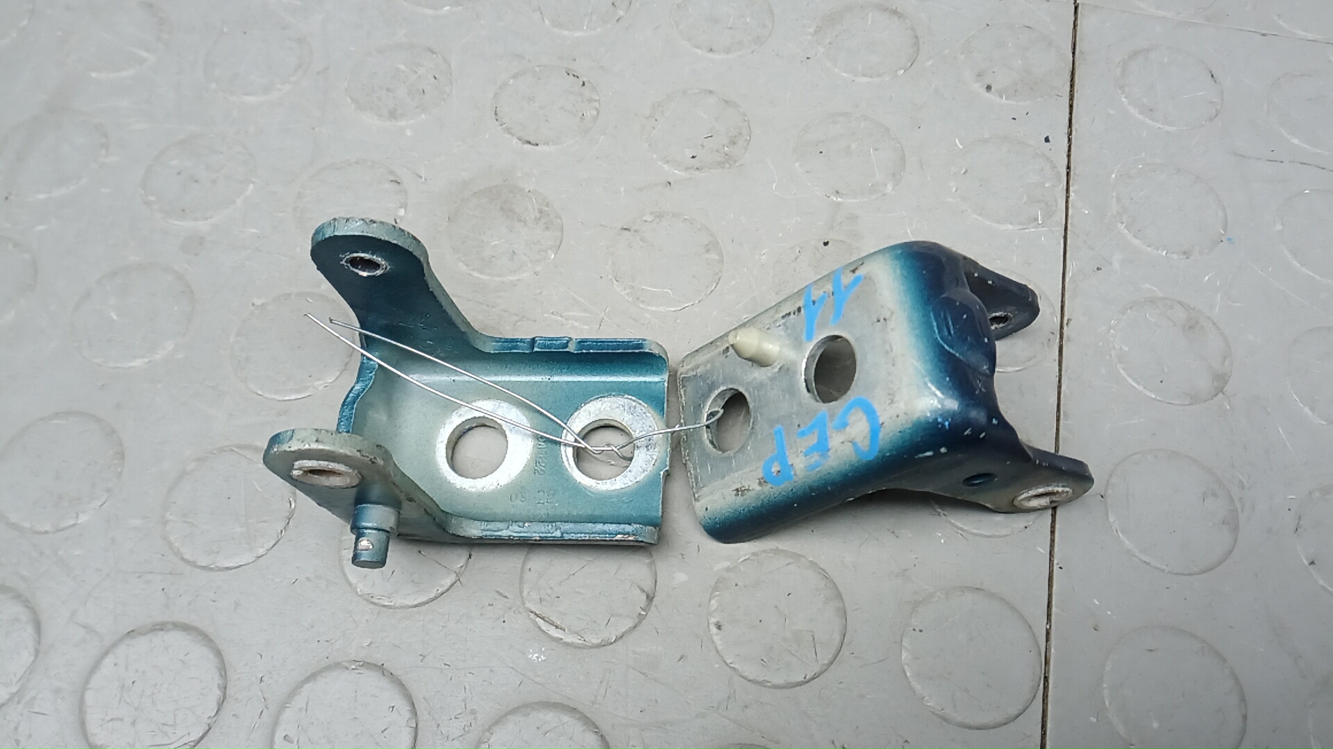 Петля двери