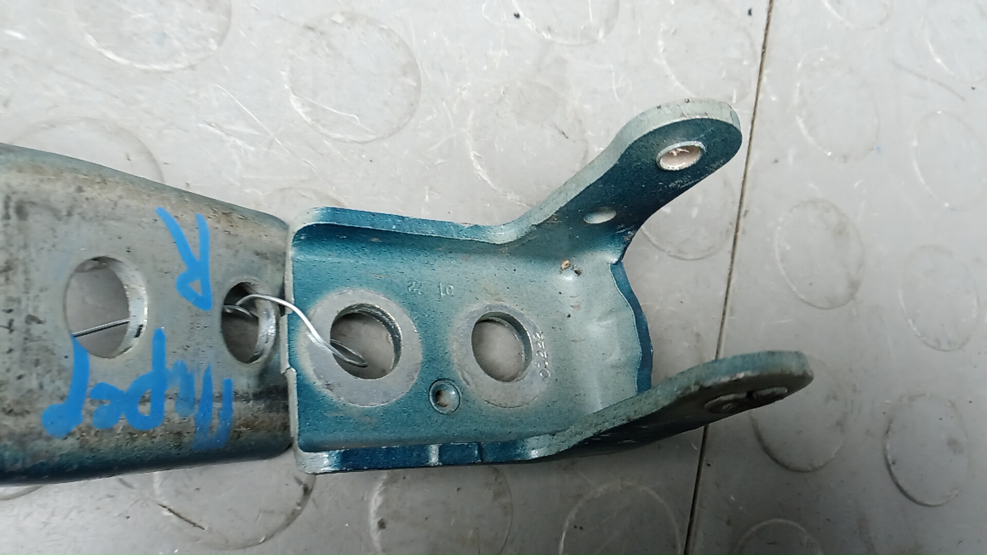 Петля двери