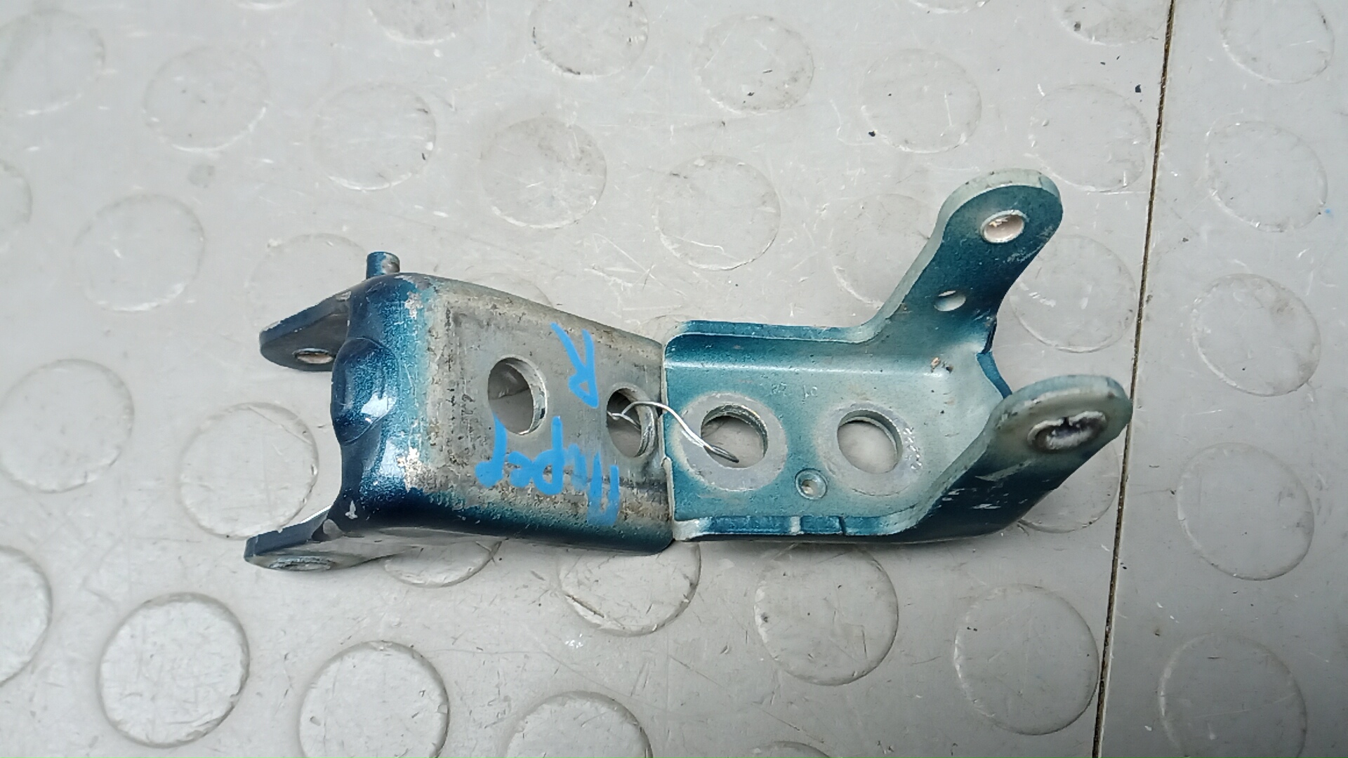 Петля двери