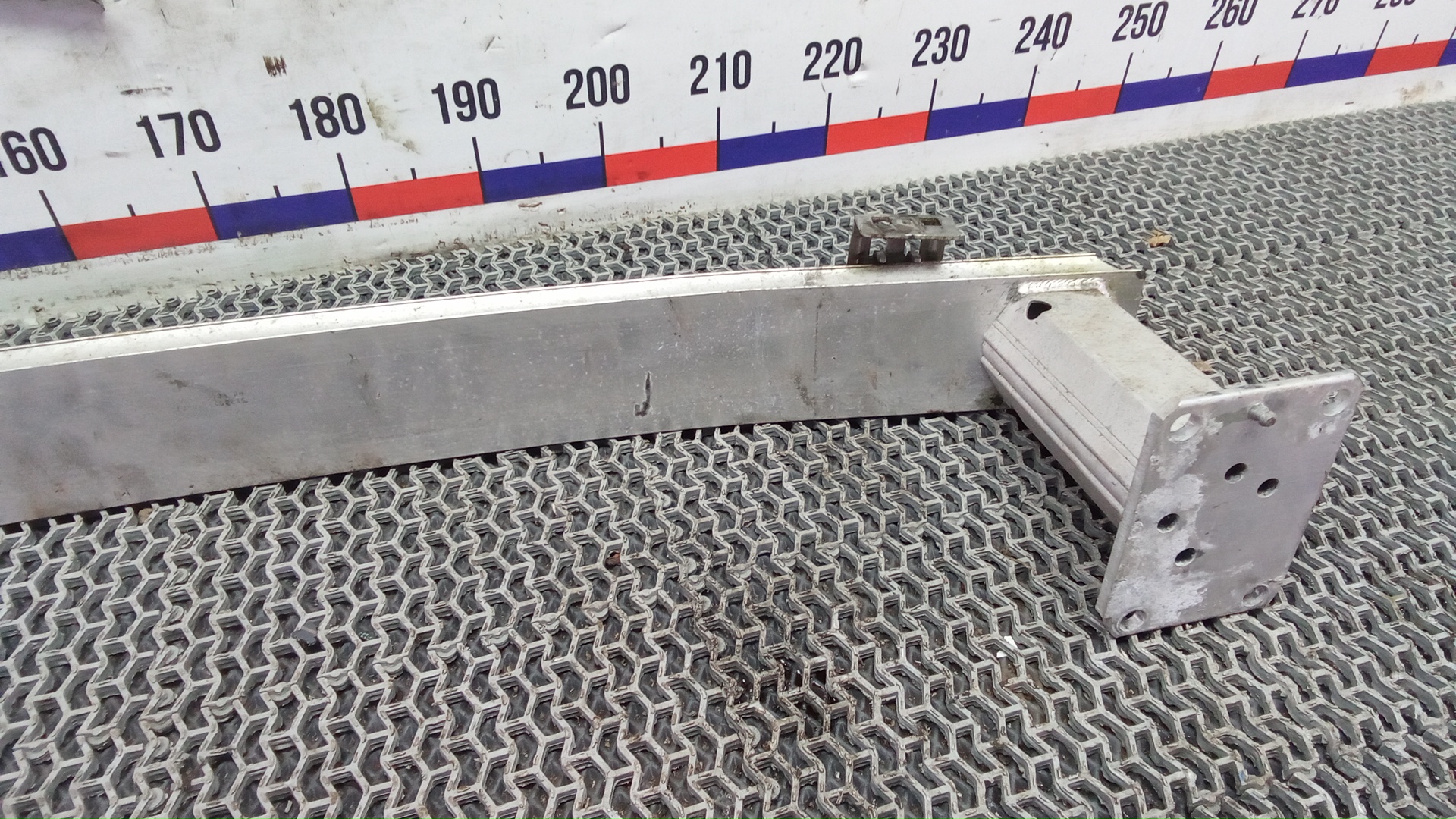 Кронштейн усилителя переднего бампера