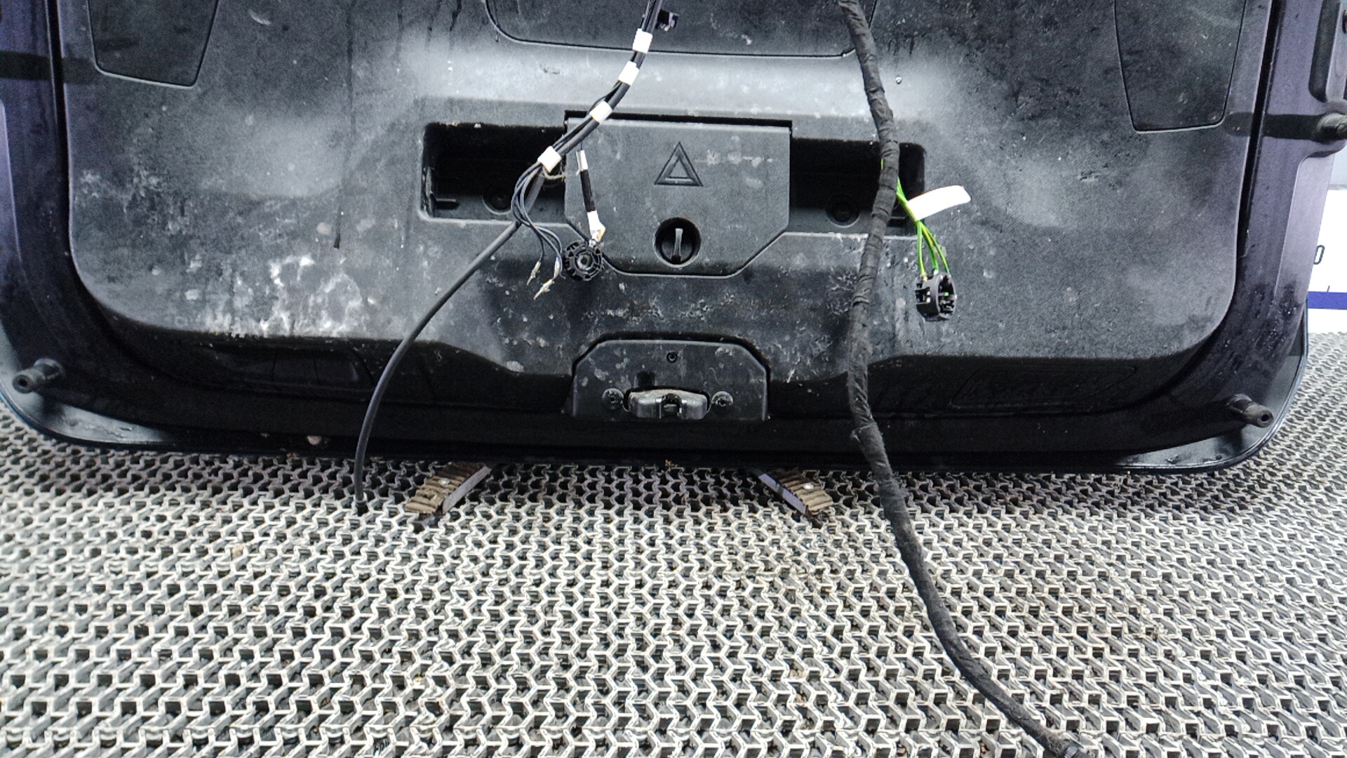 Дверь багажника