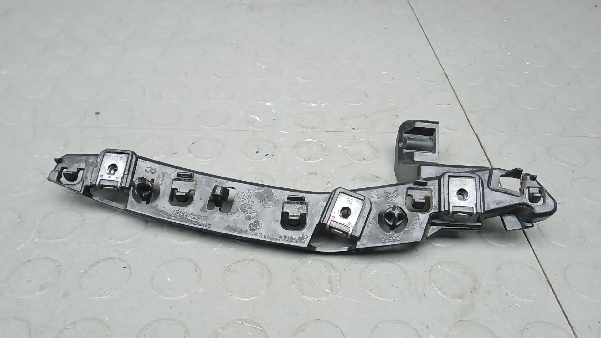 Кронштейн переднего бампера