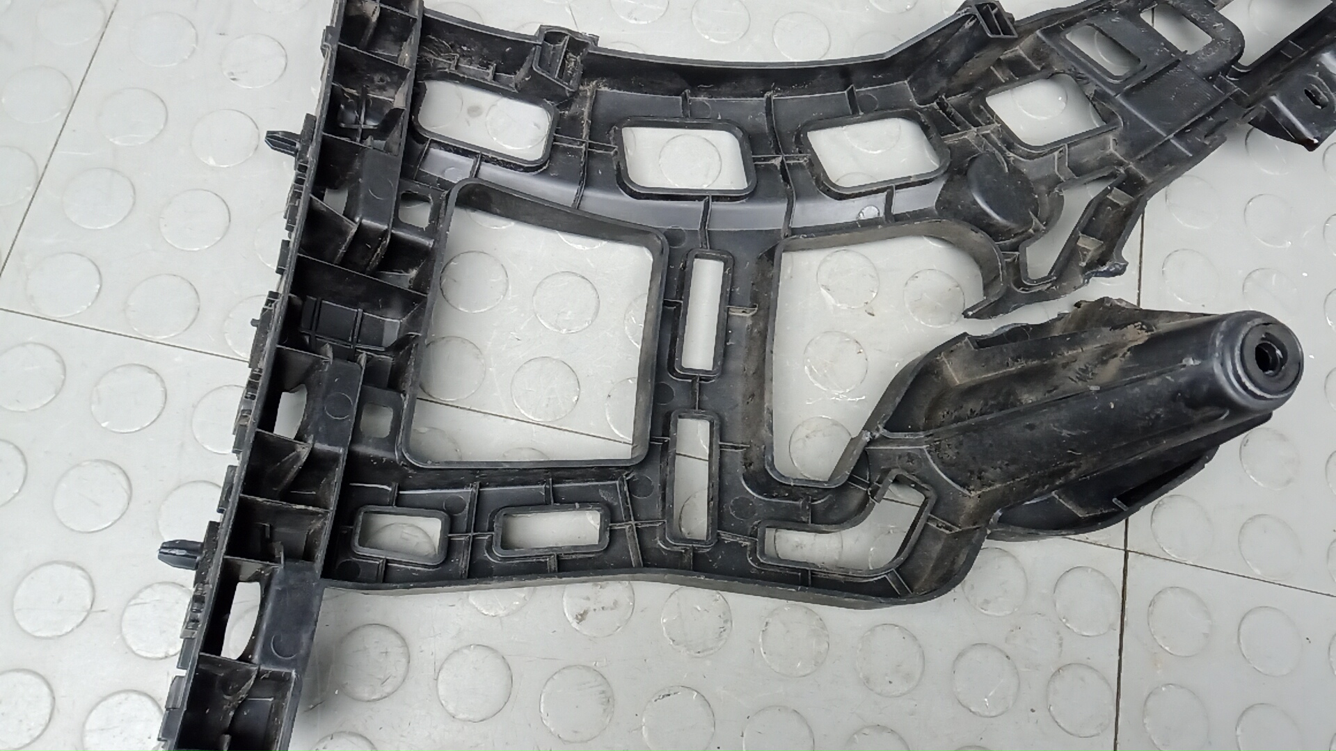 Кронштейн заднего бампера