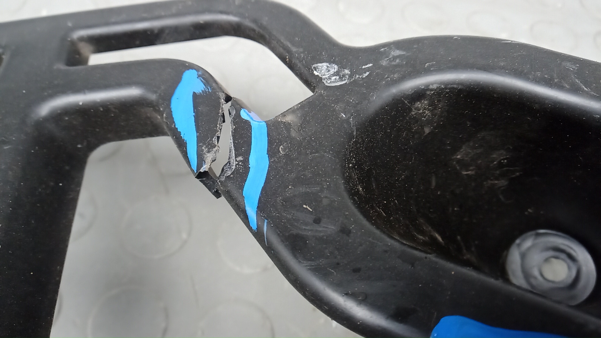 Кронштейн заднего бампера