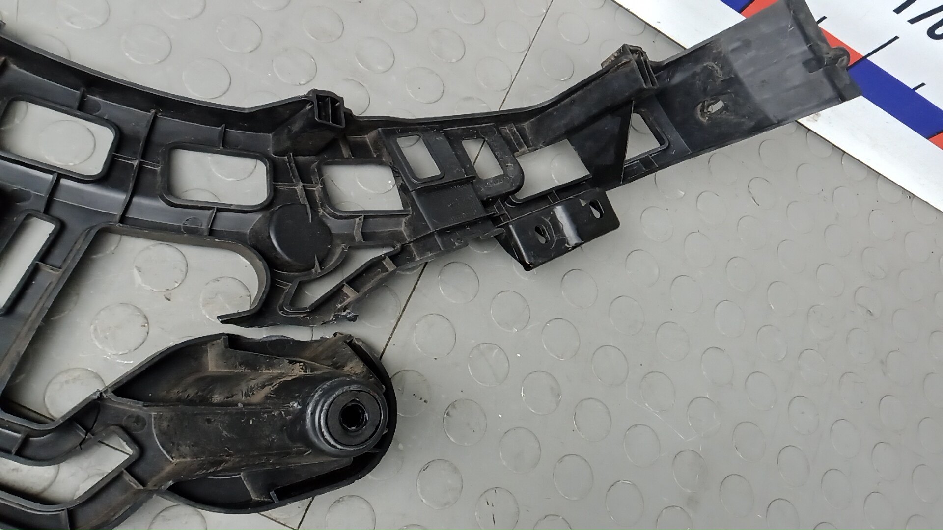 Кронштейн заднего бампера