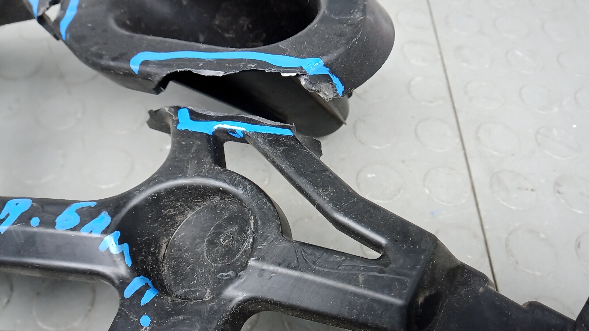 Кронштейн заднего бампера