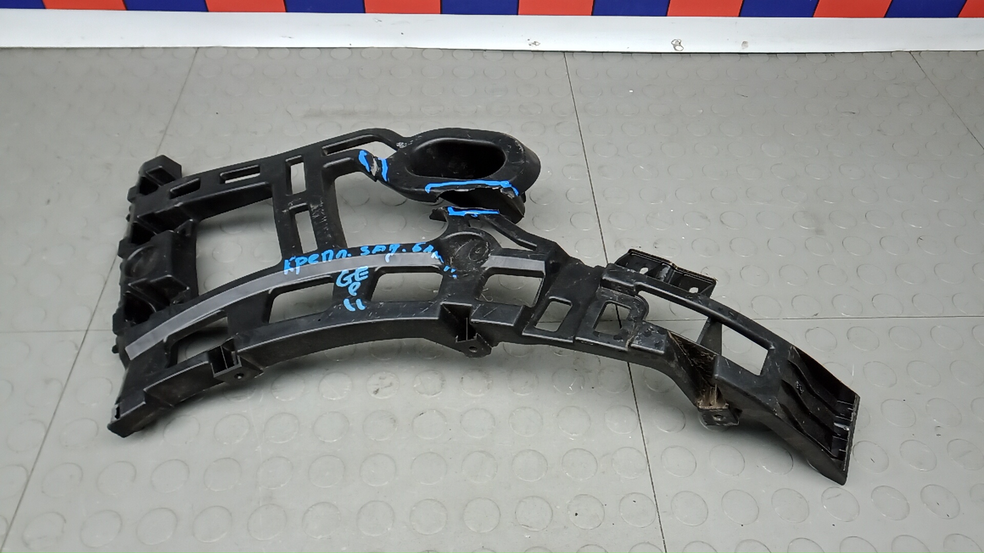 Кронштейн заднего бампера