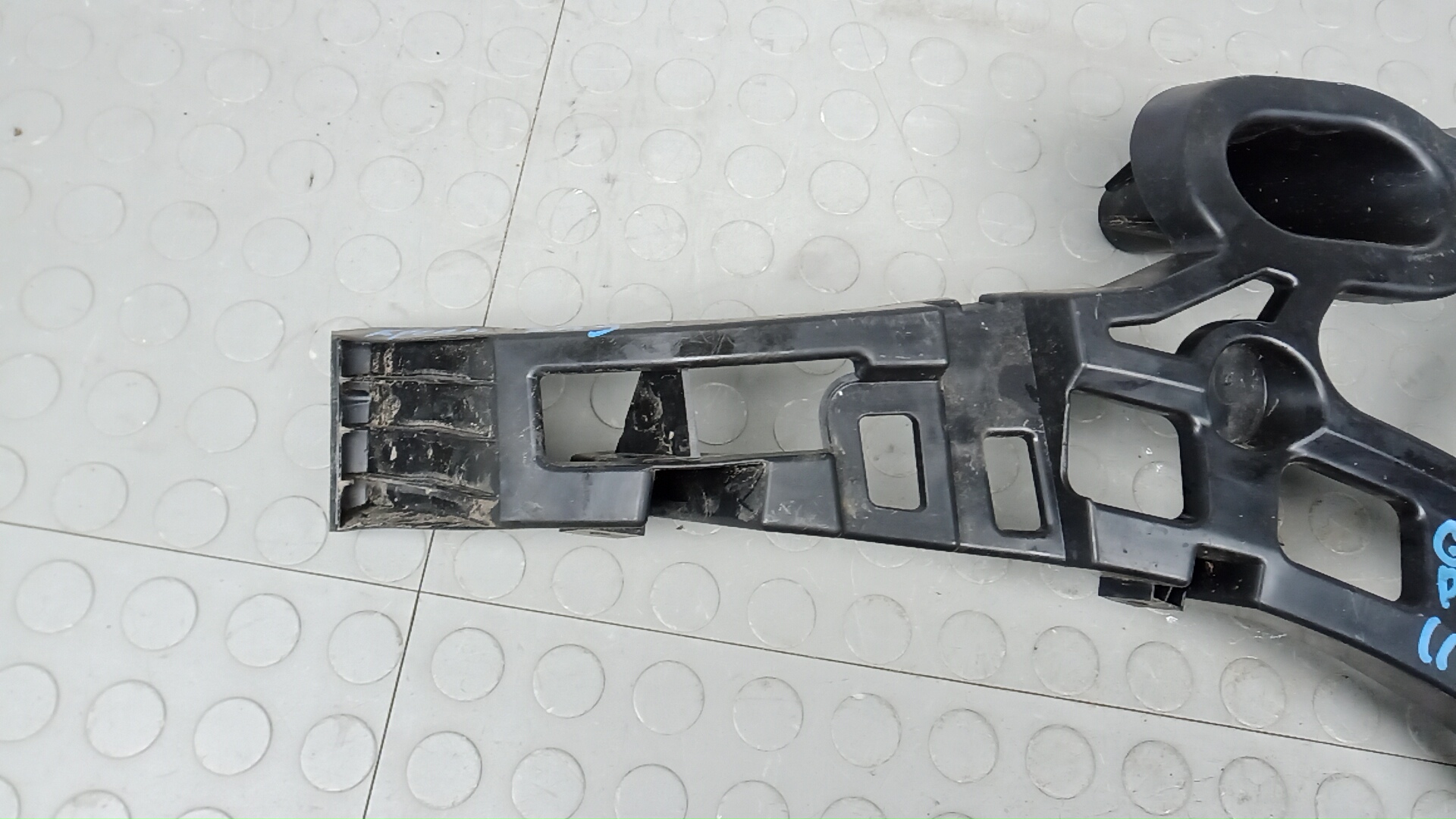 Кронштейн заднего бампера