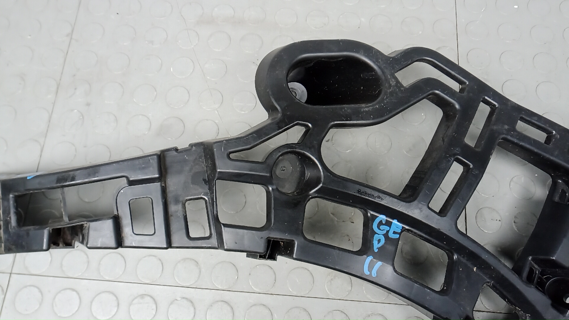 Кронштейн заднего бампера