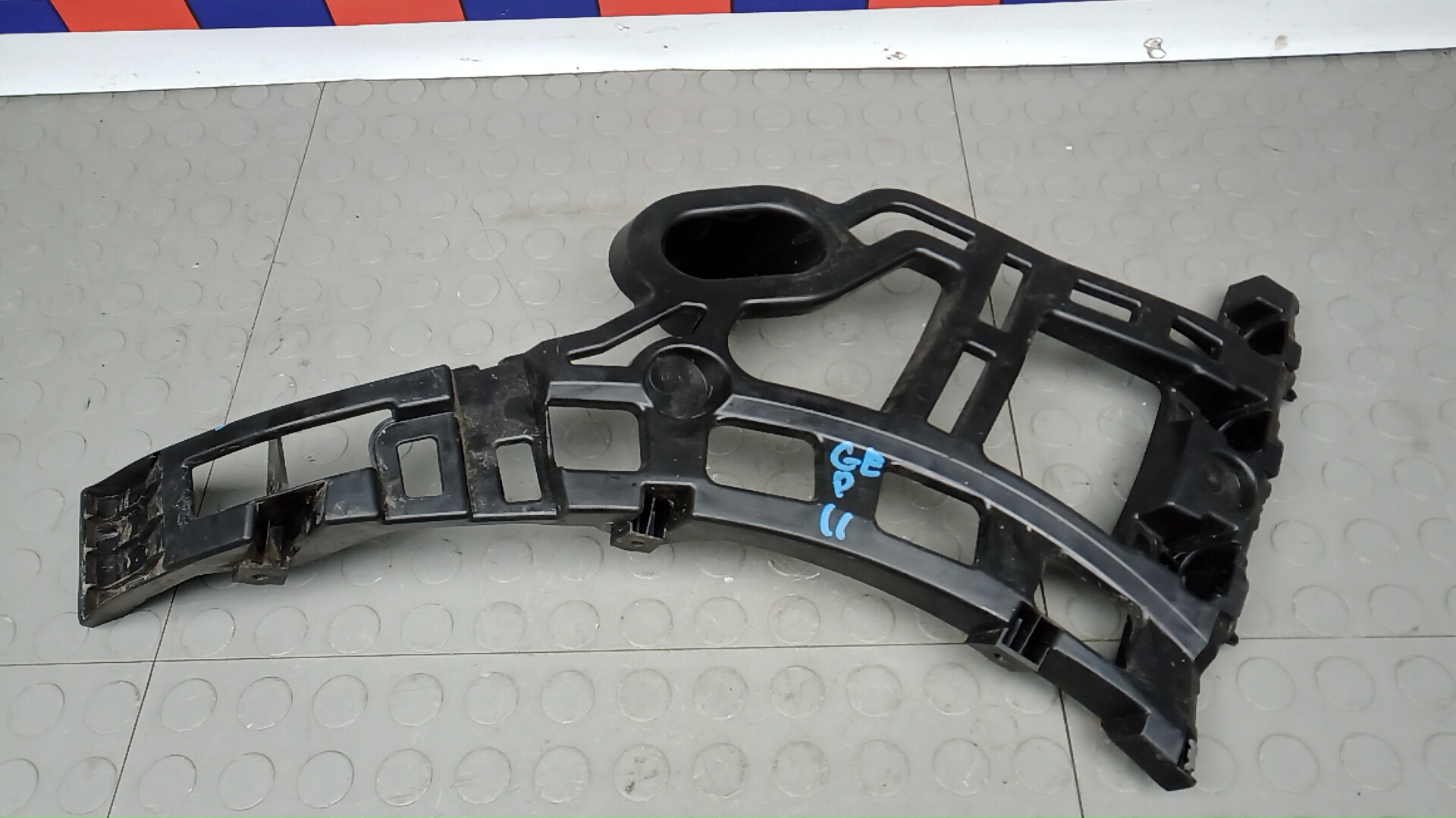 Кронштейн заднего бампера