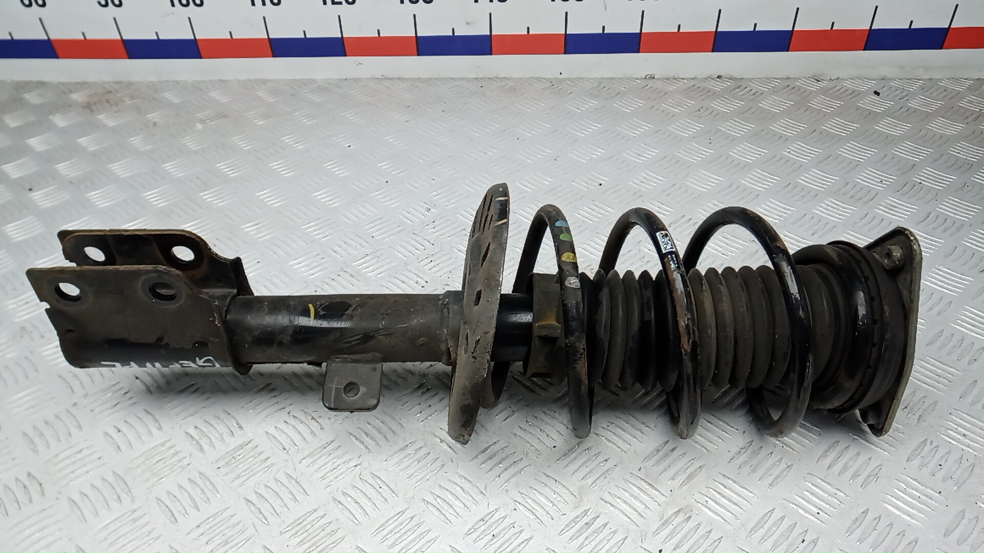 Амортизатор передний левый