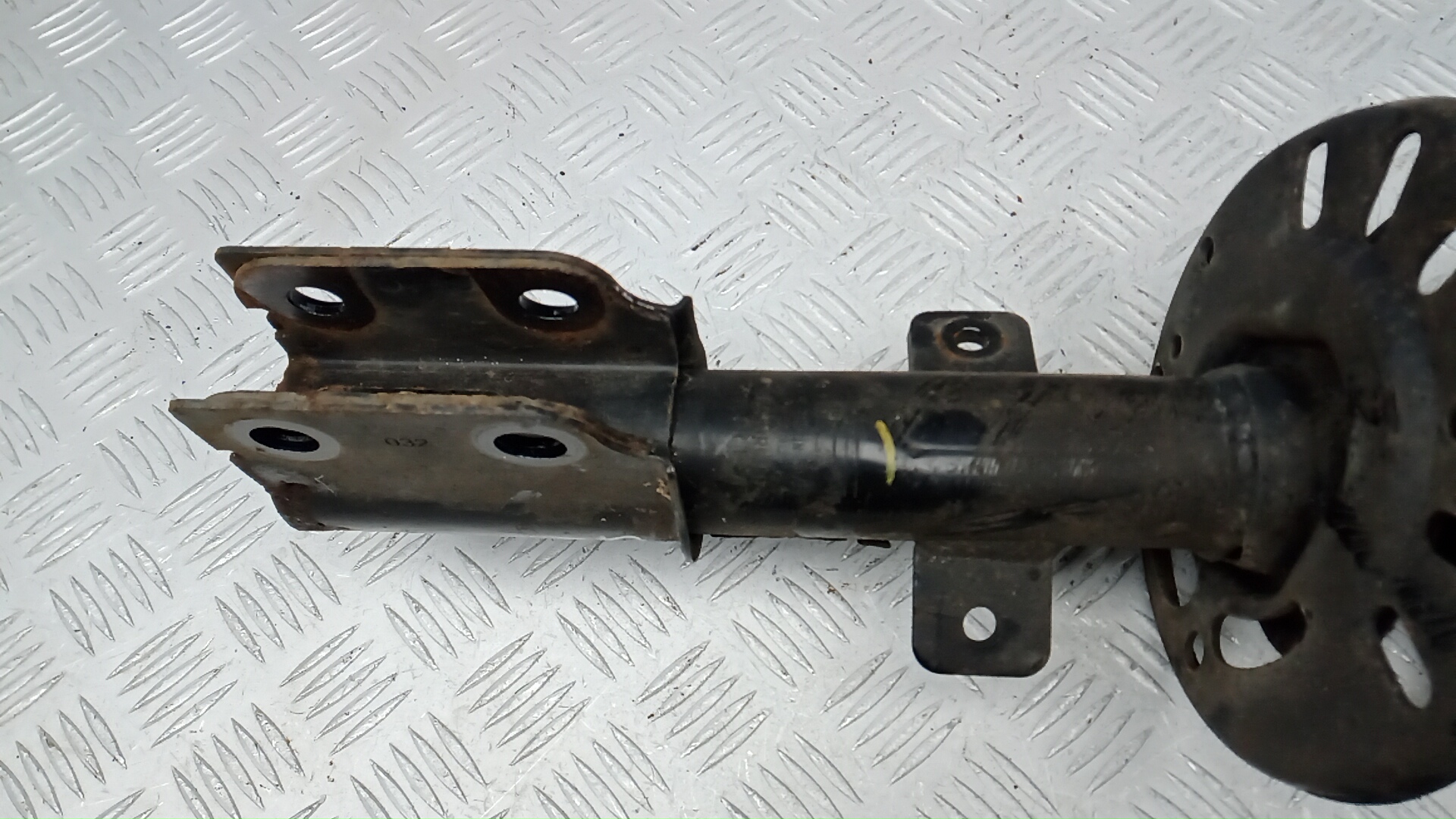 Амортизатор передний левый