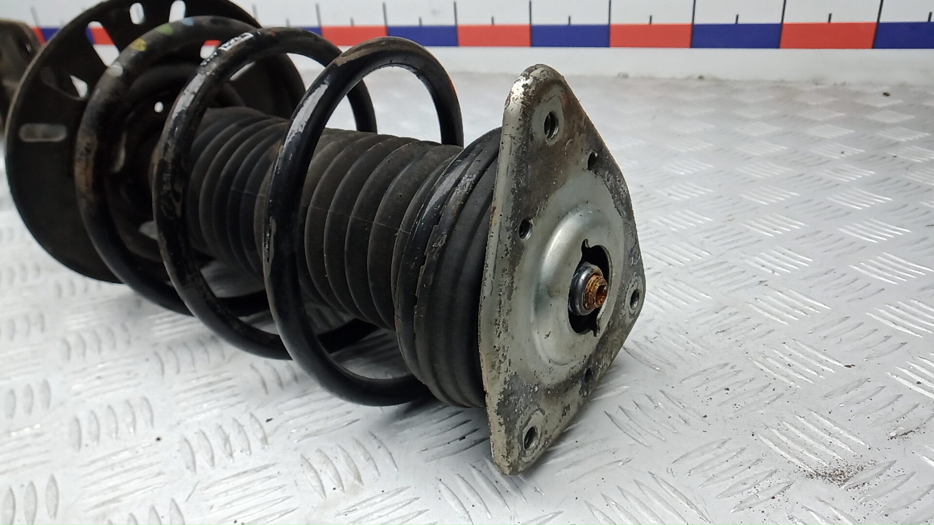 Амортизатор передний левый