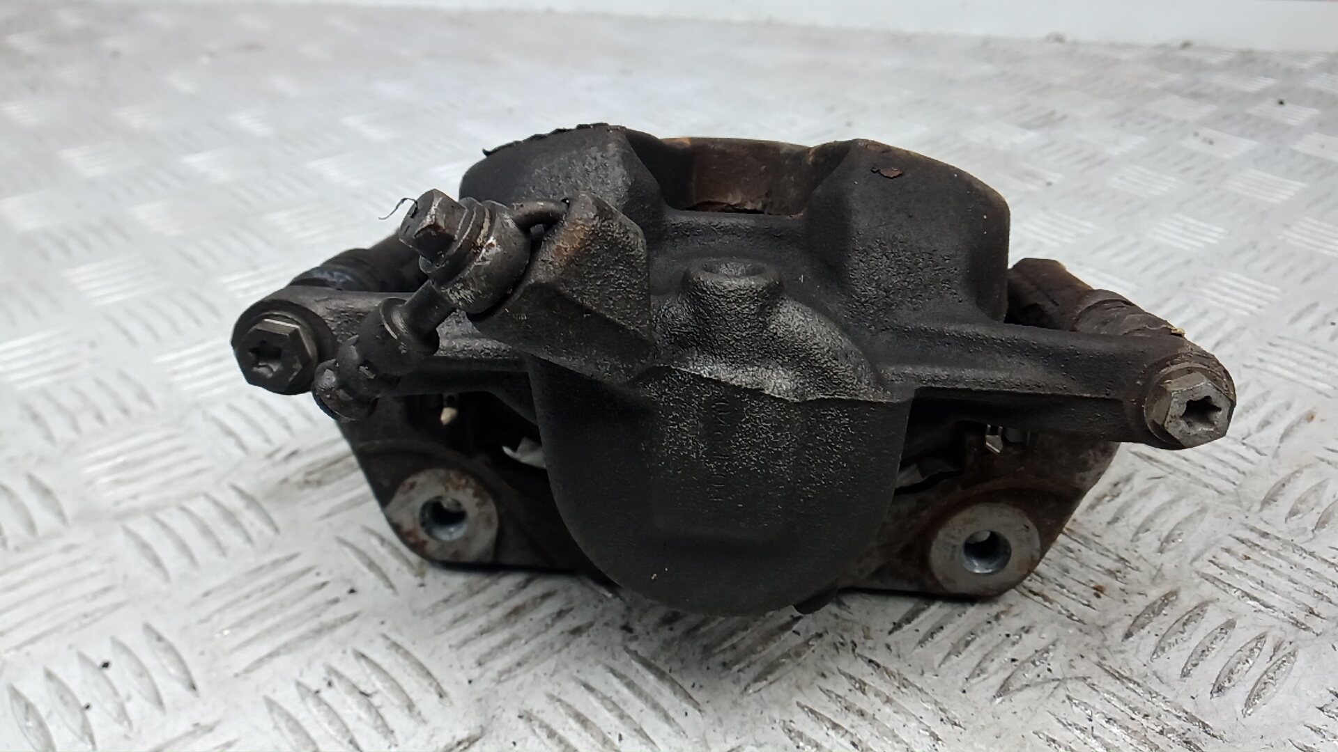 Суппорт передний левый