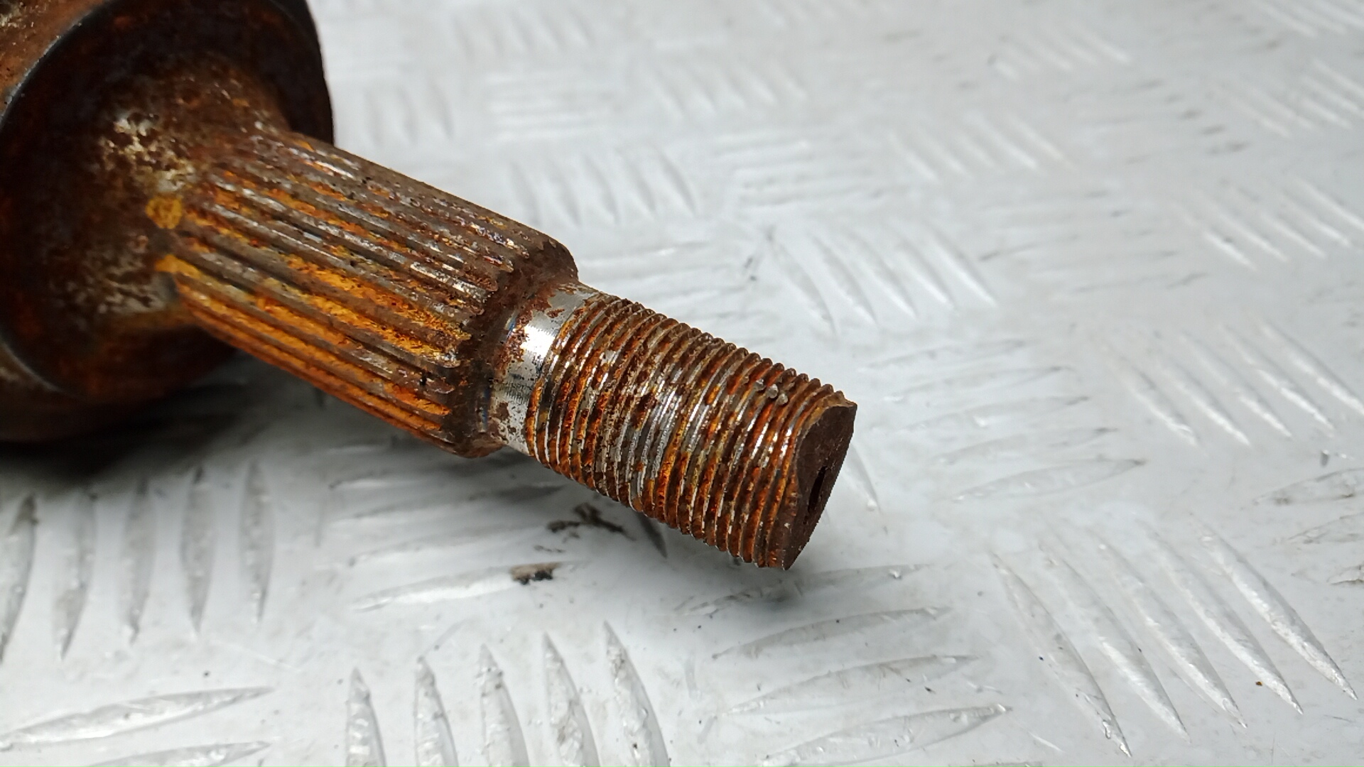 Полуось передняя левая