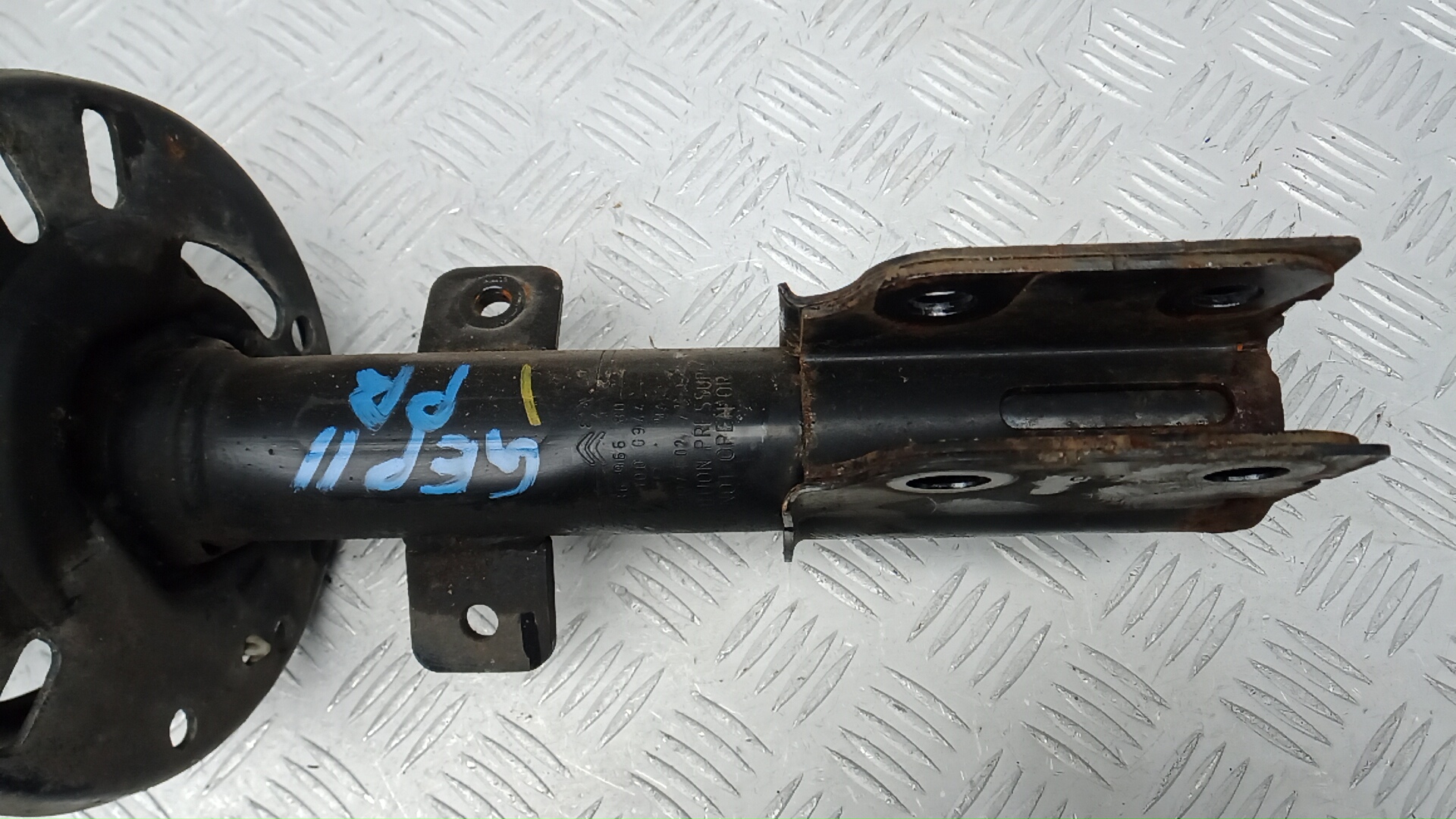 Амортизатор передний правый