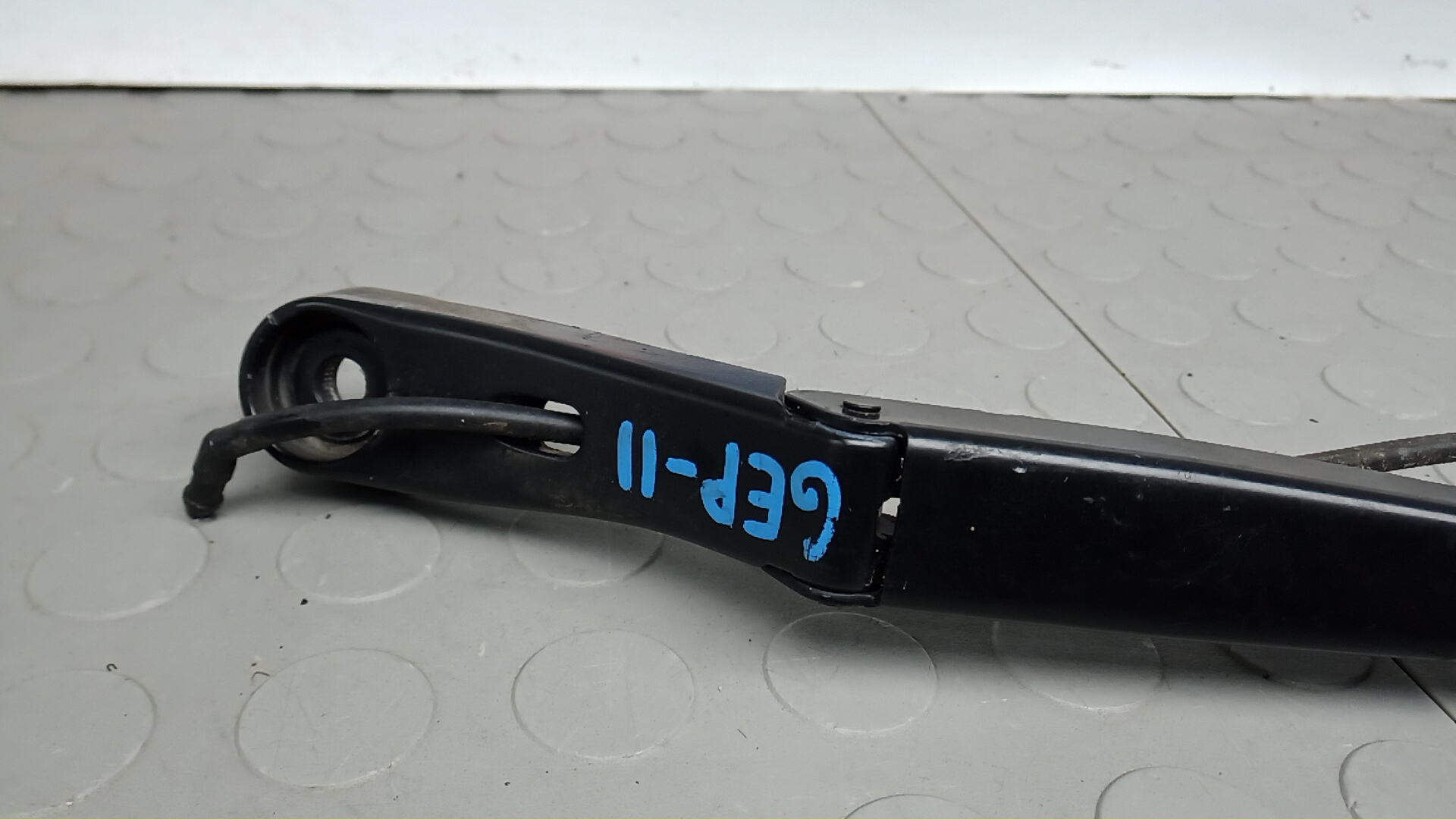 Поводок стеклоочистителя переднего