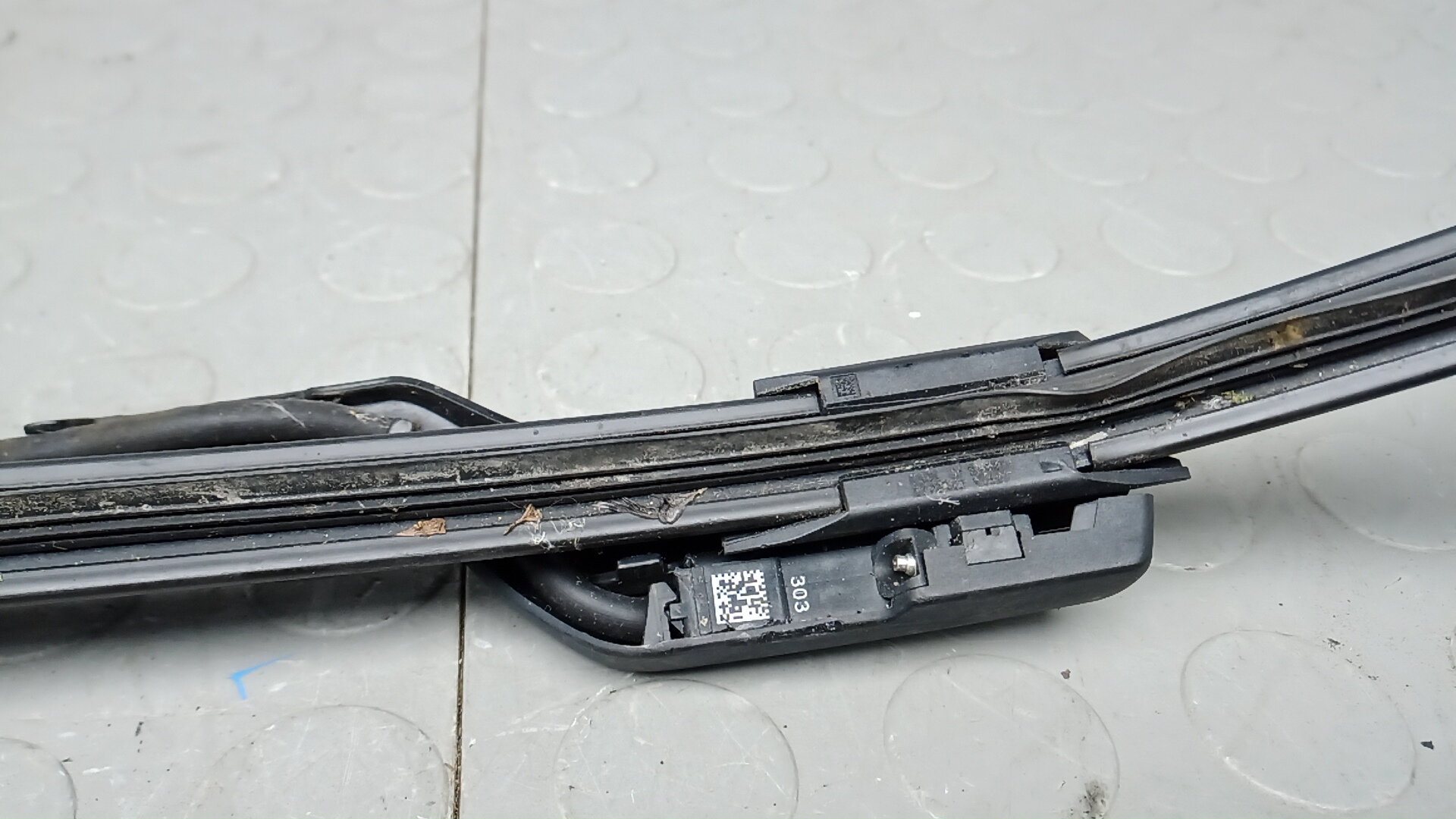 Поводок стеклоочистителя переднего