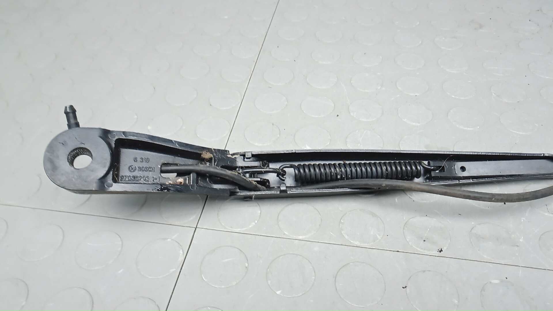 Поводок стеклоочистителя переднего