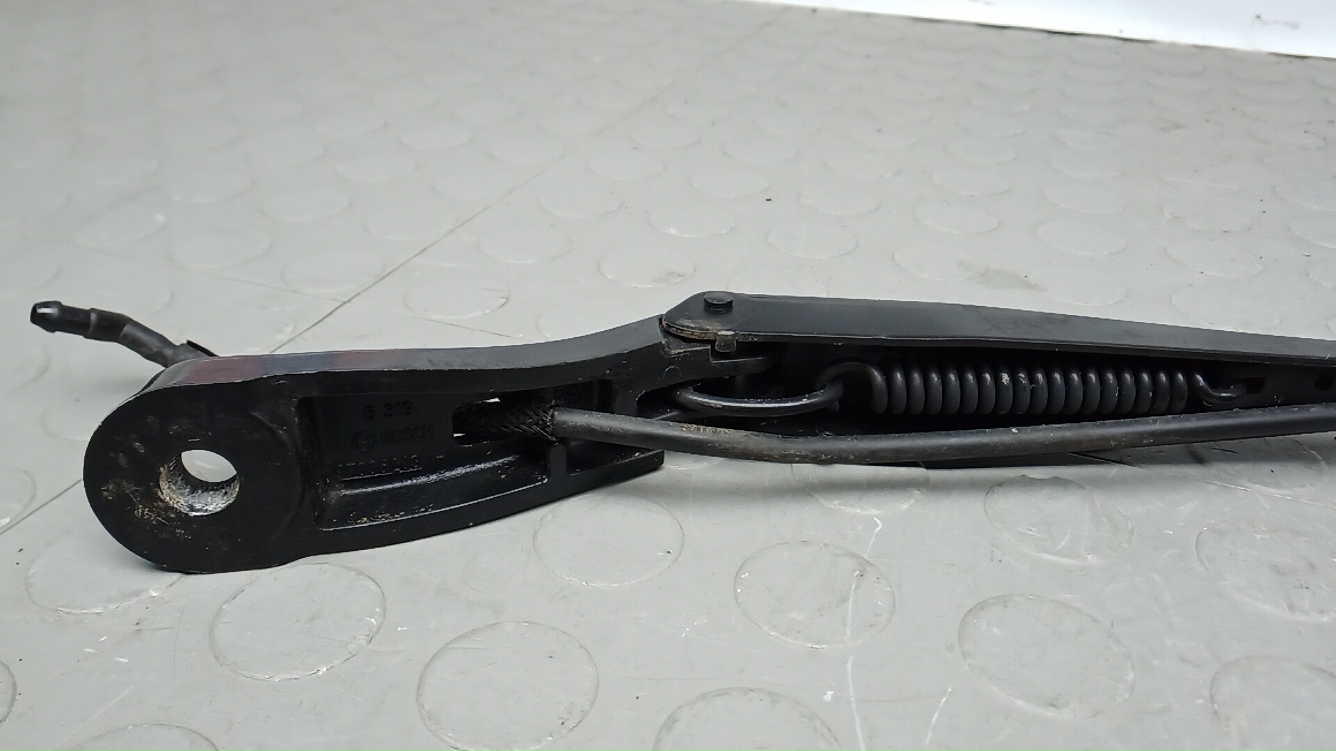 Поводок стеклоочистителя переднего