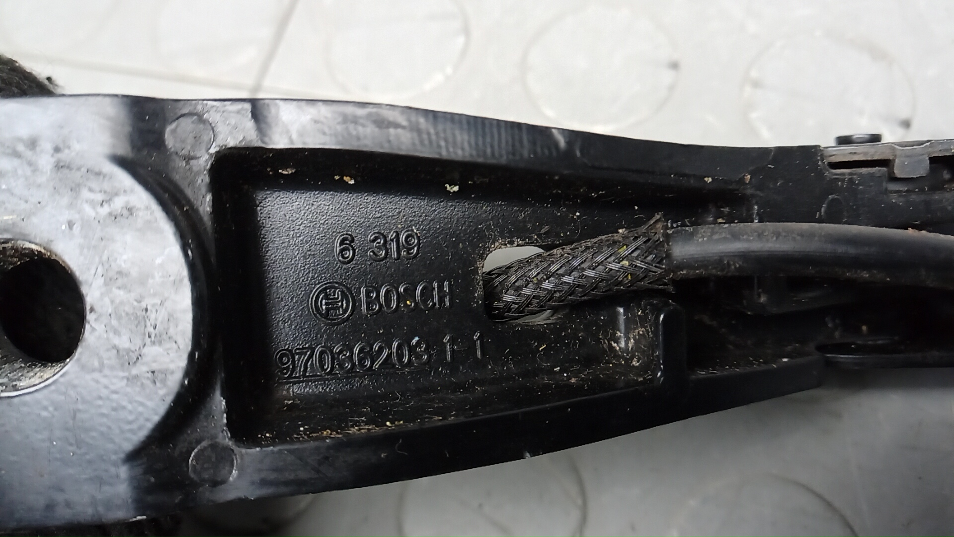 Поводок стеклоочистителя переднего