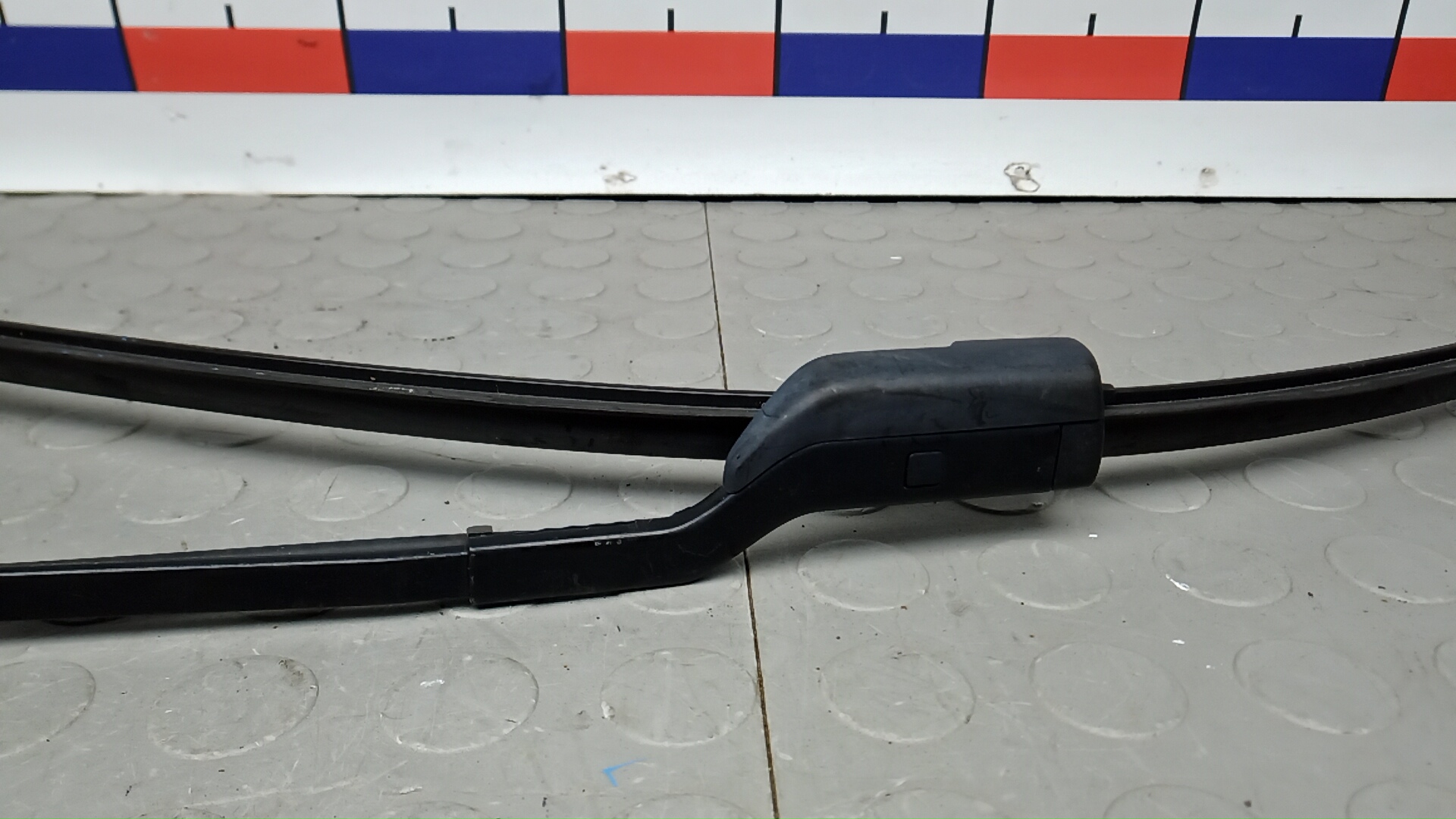 Поводок стеклоочистителя переднего