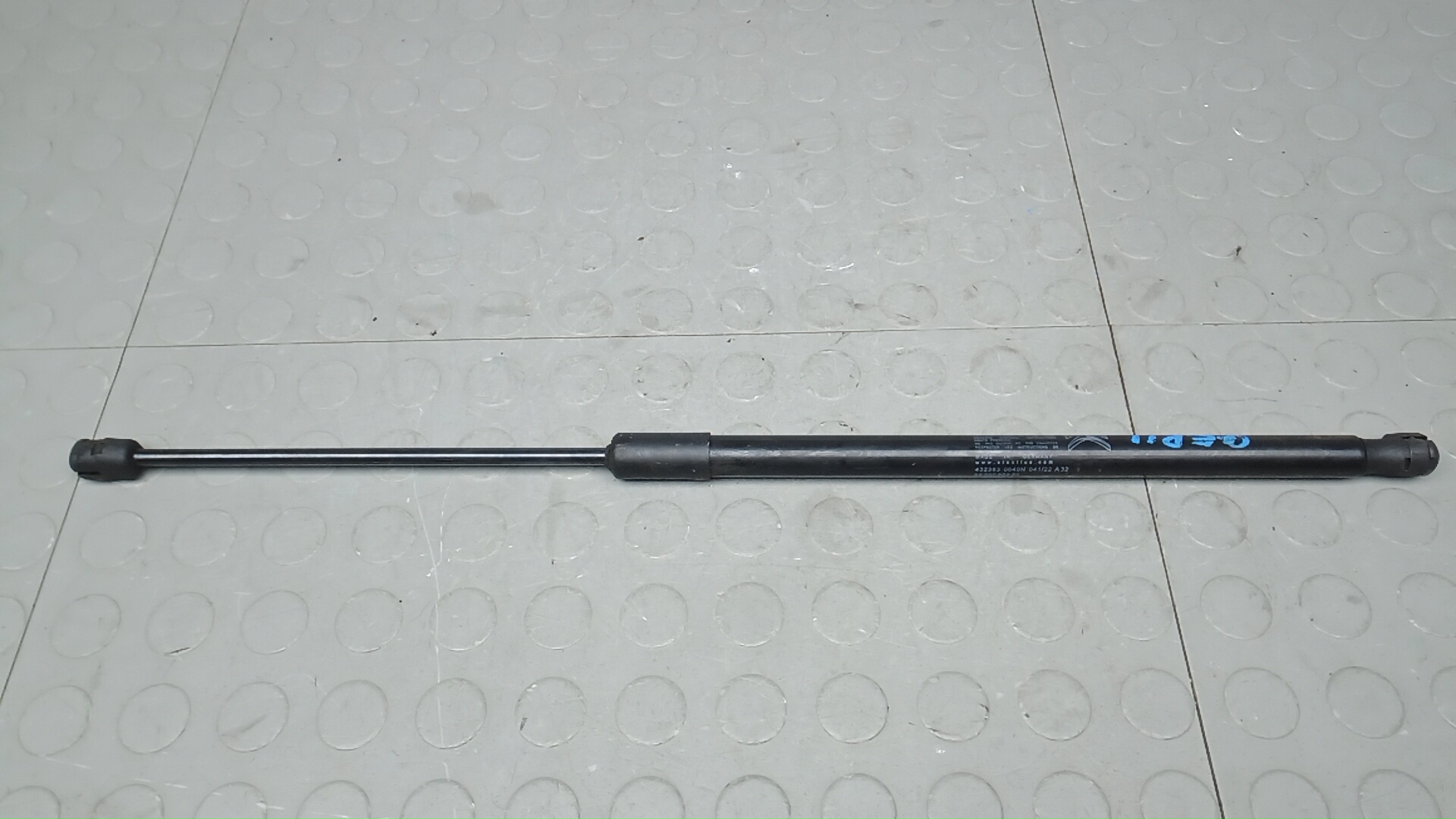 Амортизатор двери багажника