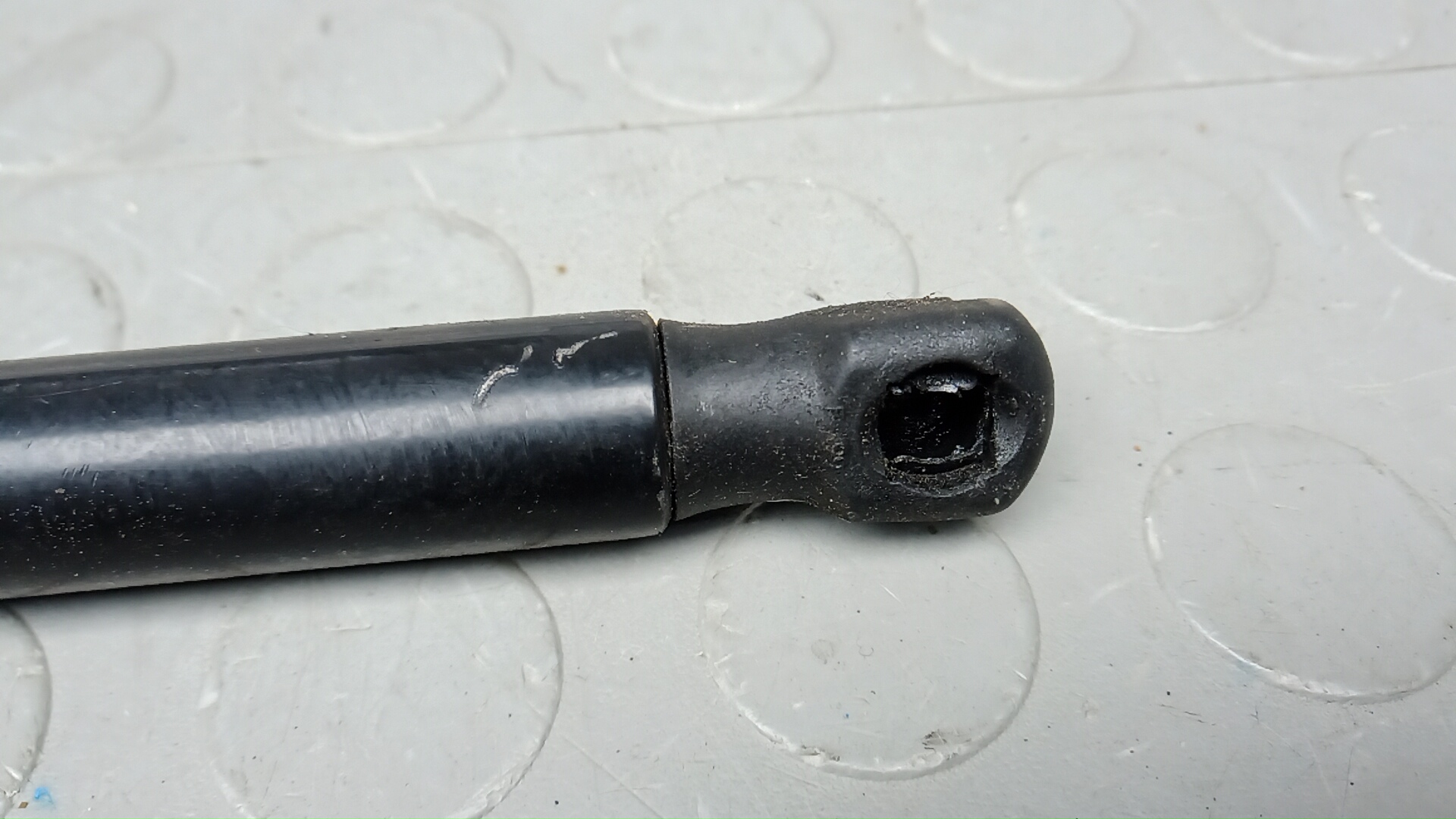 Амортизатор двери багажника