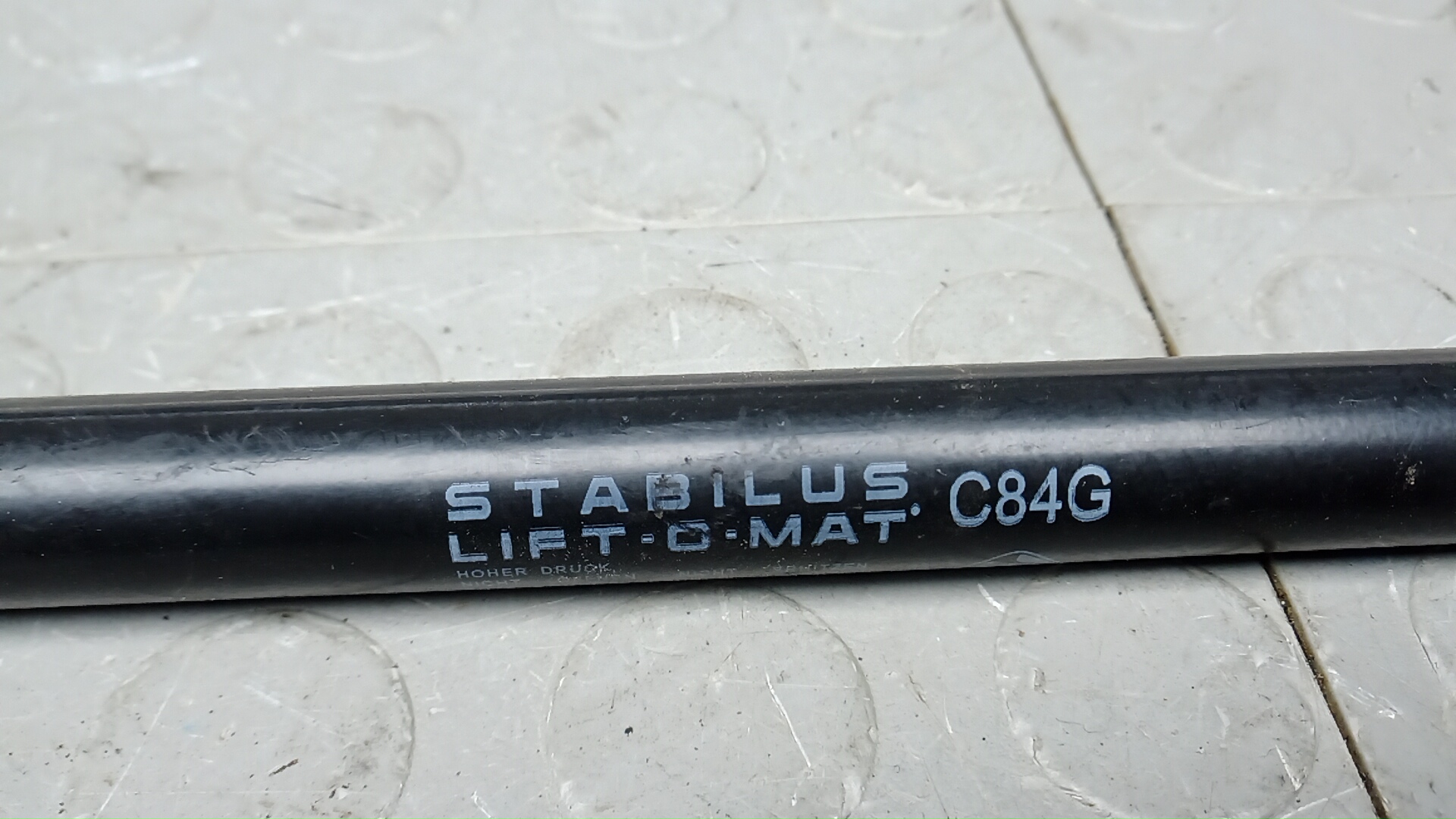 Амортизатор двери багажника