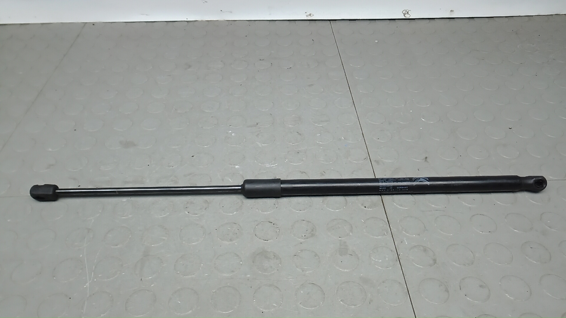 Амортизатор двери багажника