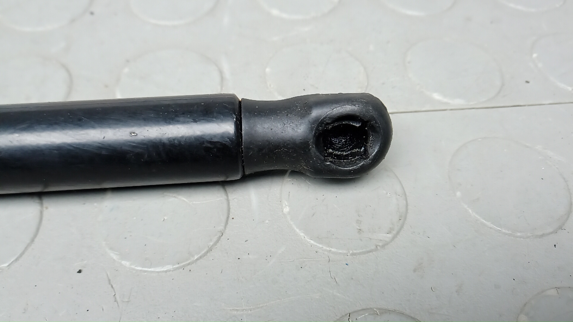 Амортизатор двери багажника