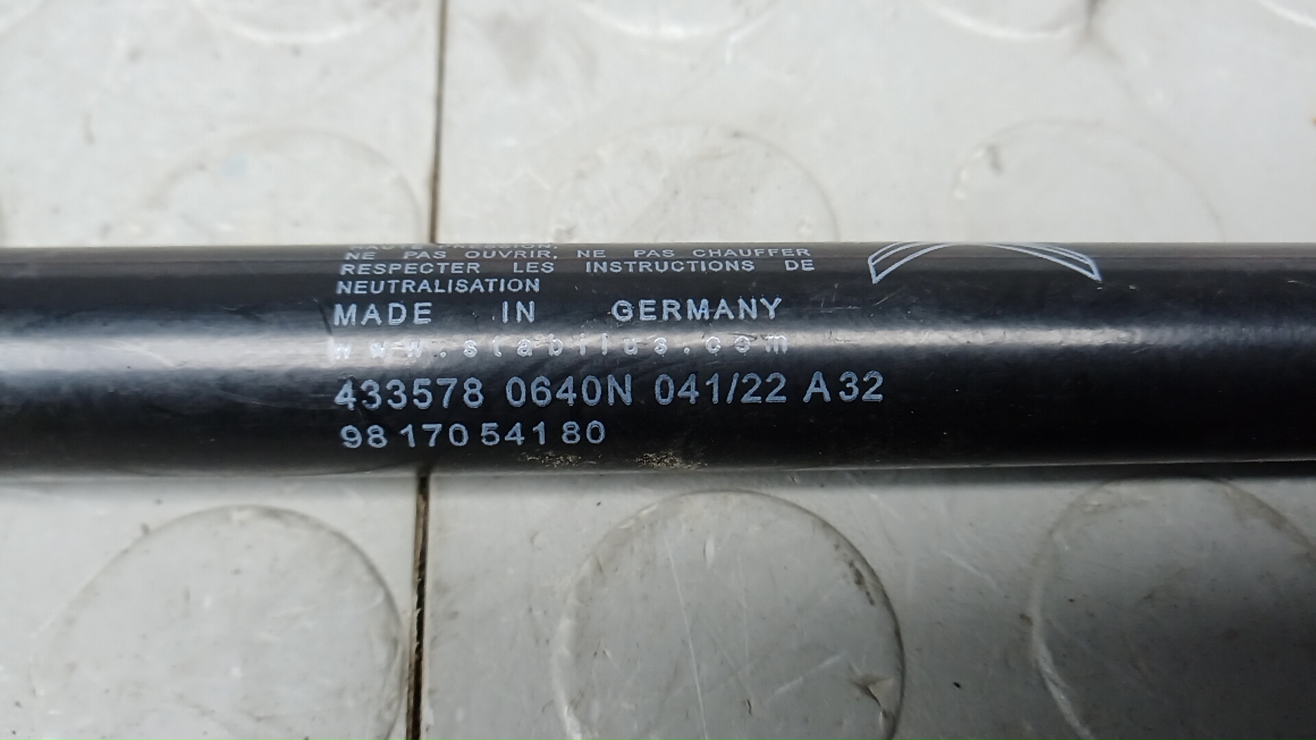 Амортизатор двери багажника