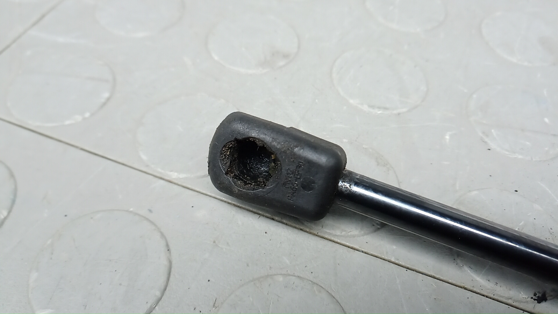 Амортизатор двери багажника