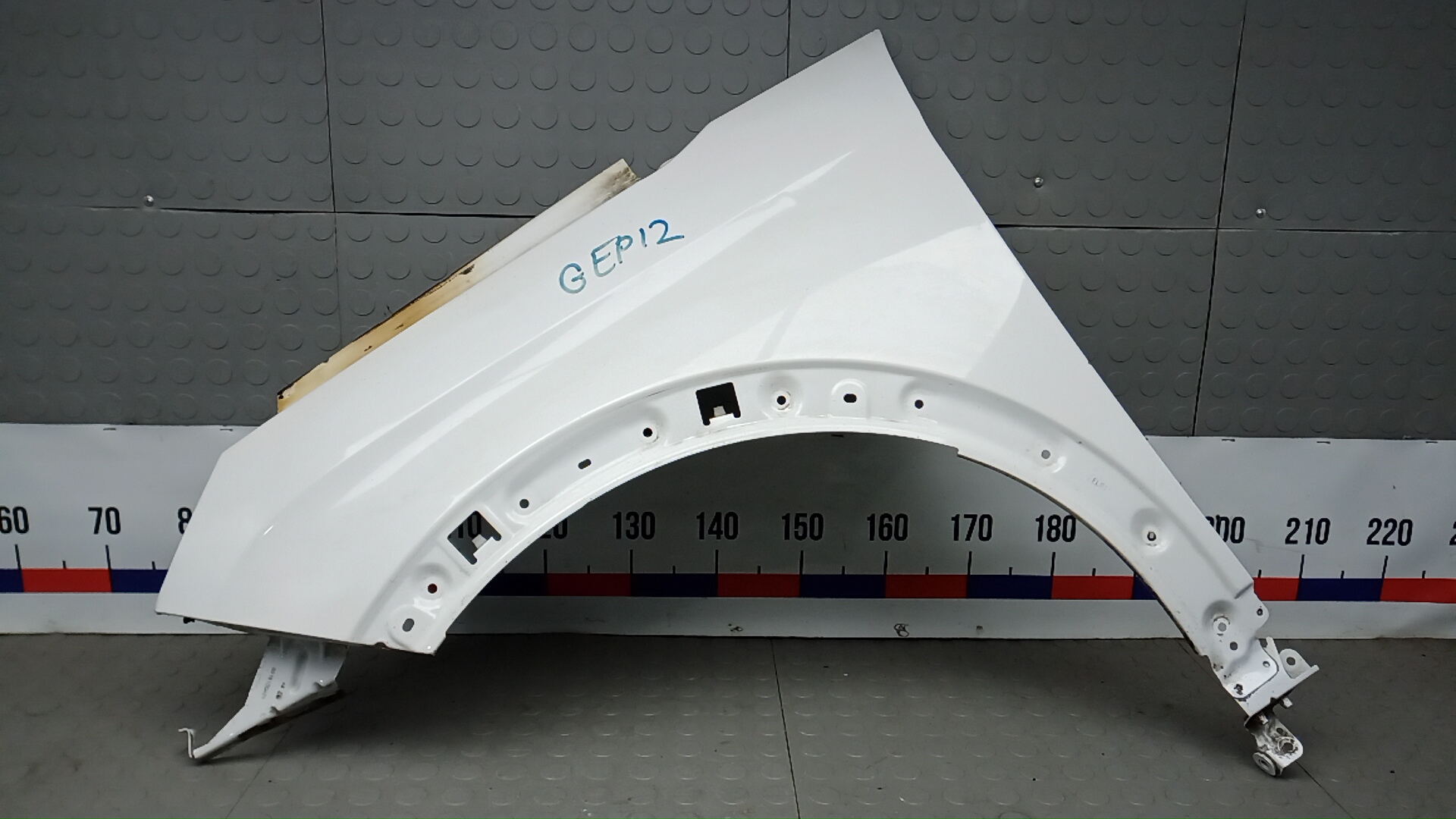 Крыло переднее левое