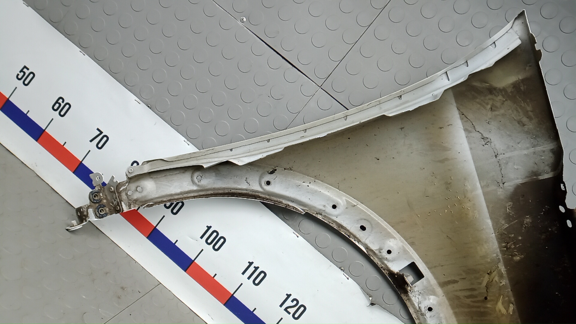 Крыло переднее левое