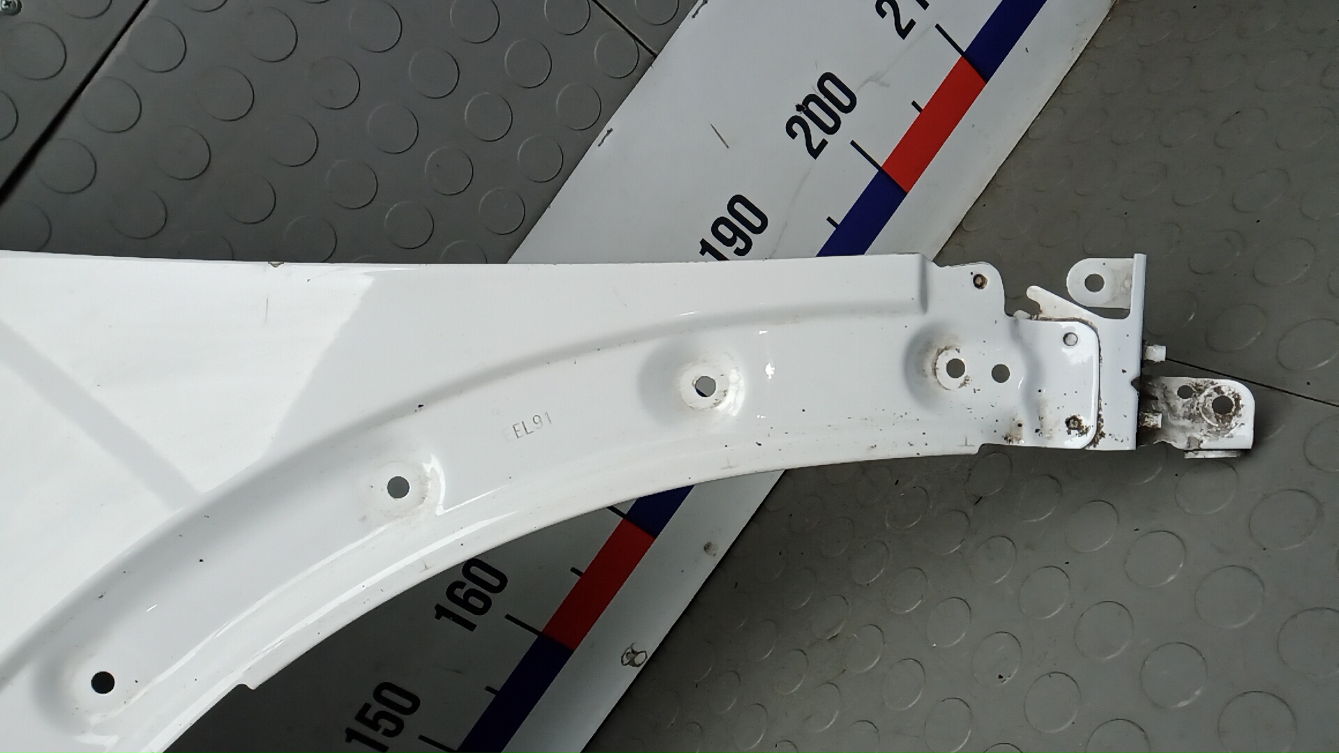 Крыло переднее левое