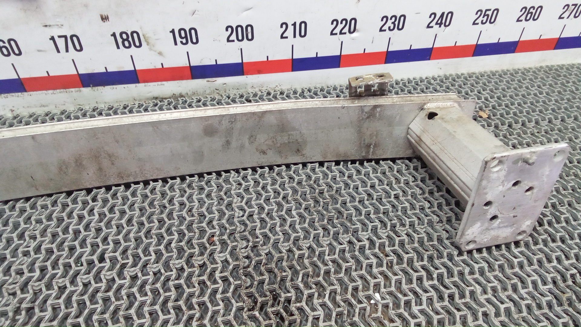 Кронштейн усилителя переднего бампера