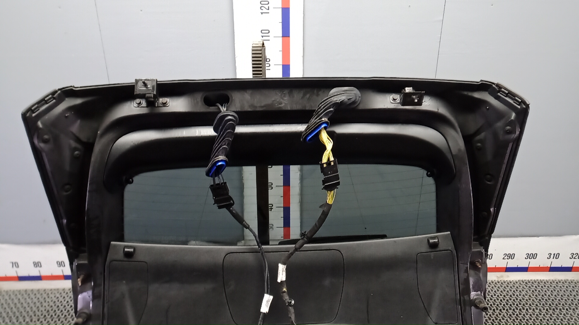 Дверь багажника