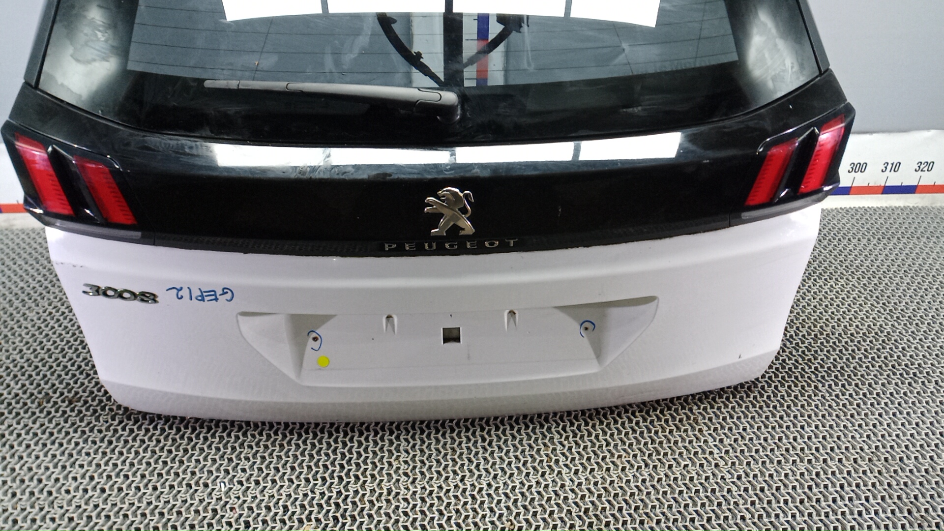 Дверь багажника