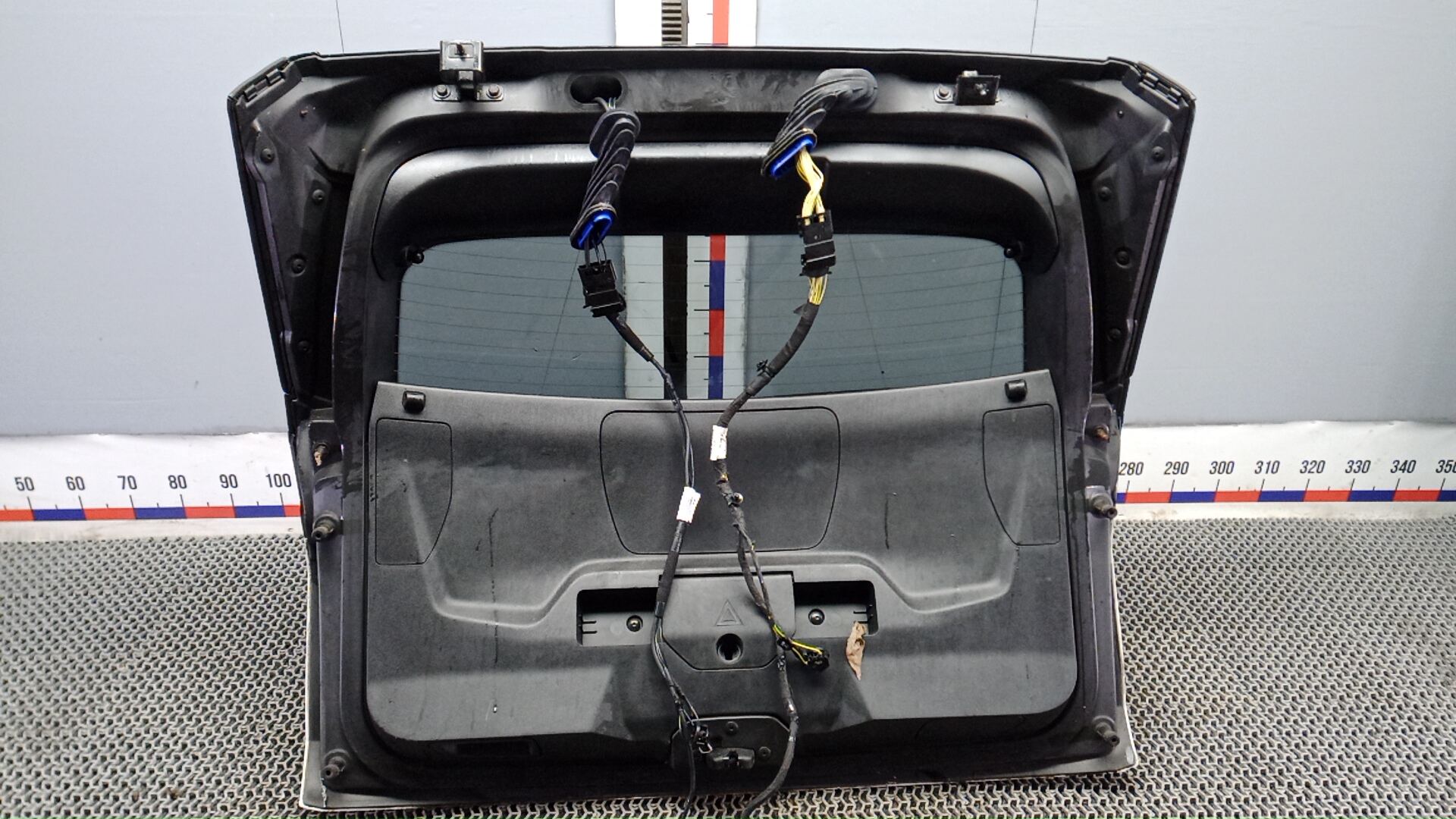 Дверь багажника