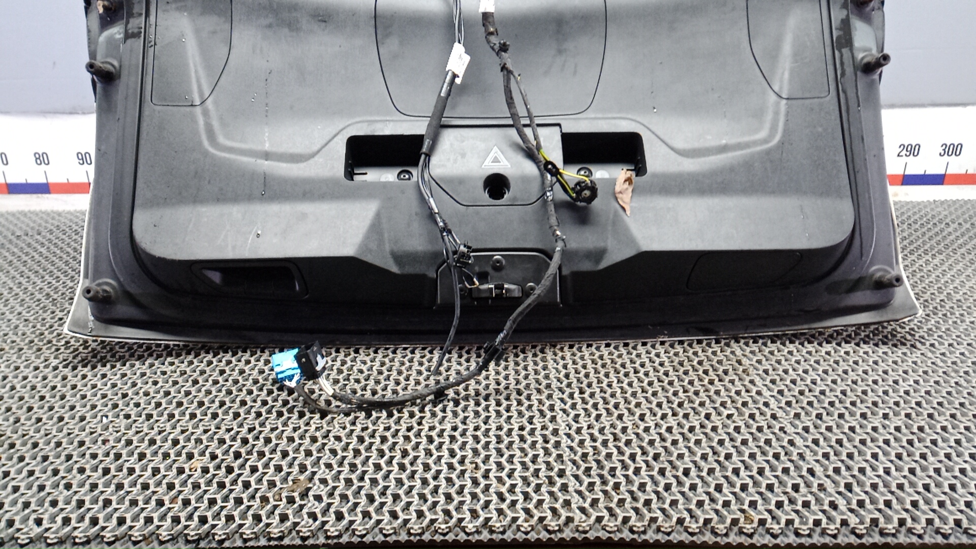 Дверь багажника