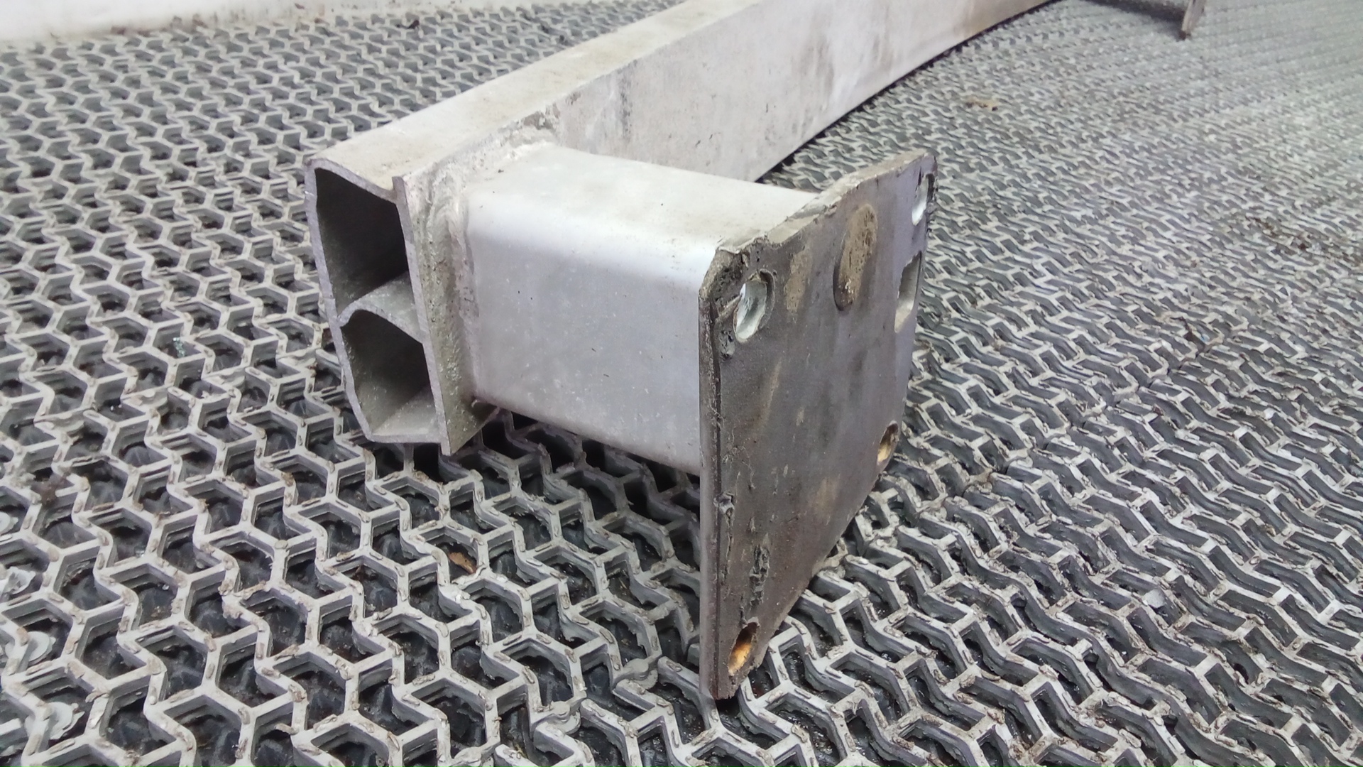 Усилитель заднего бампера