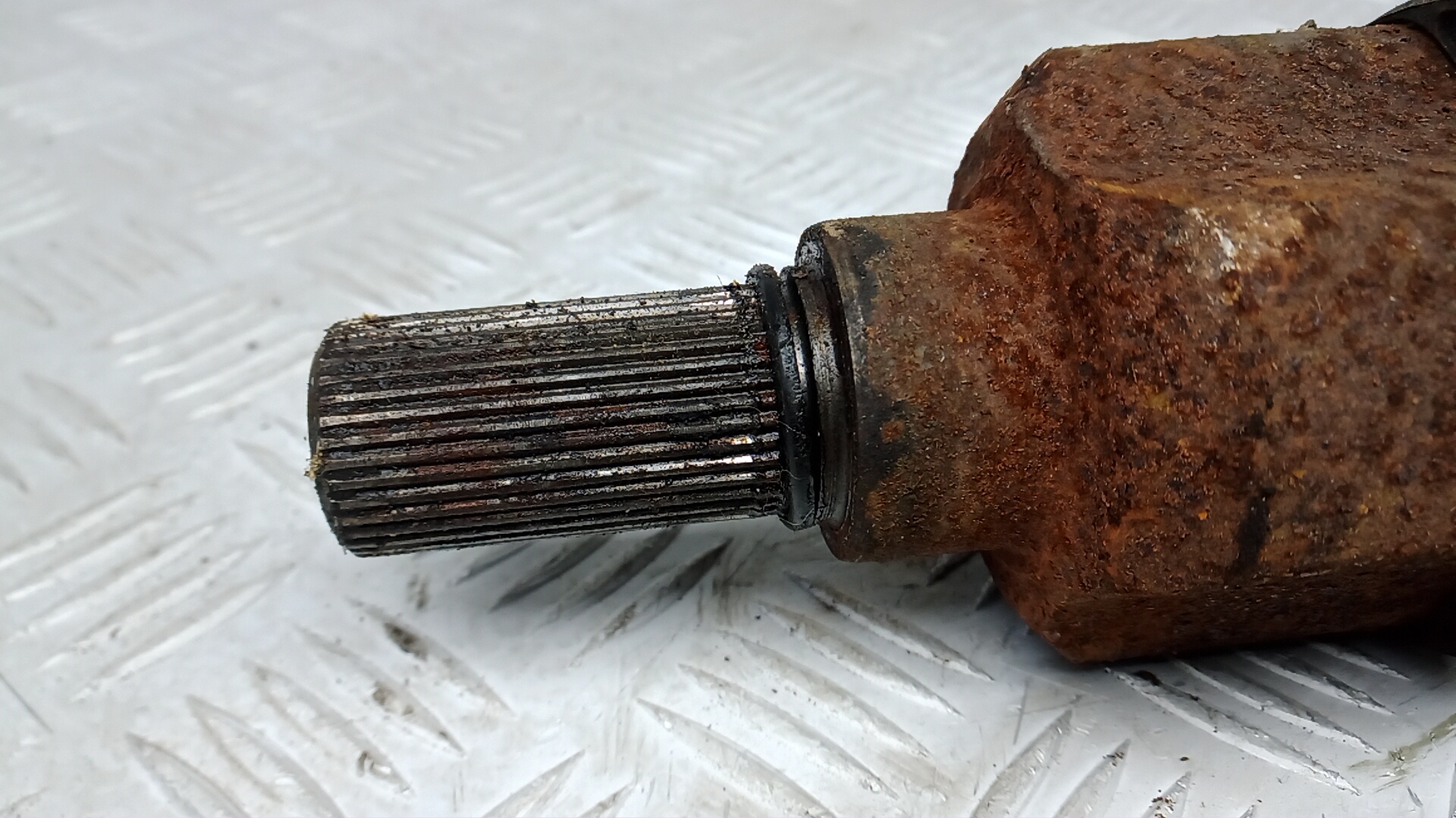 Полуось передняя левая